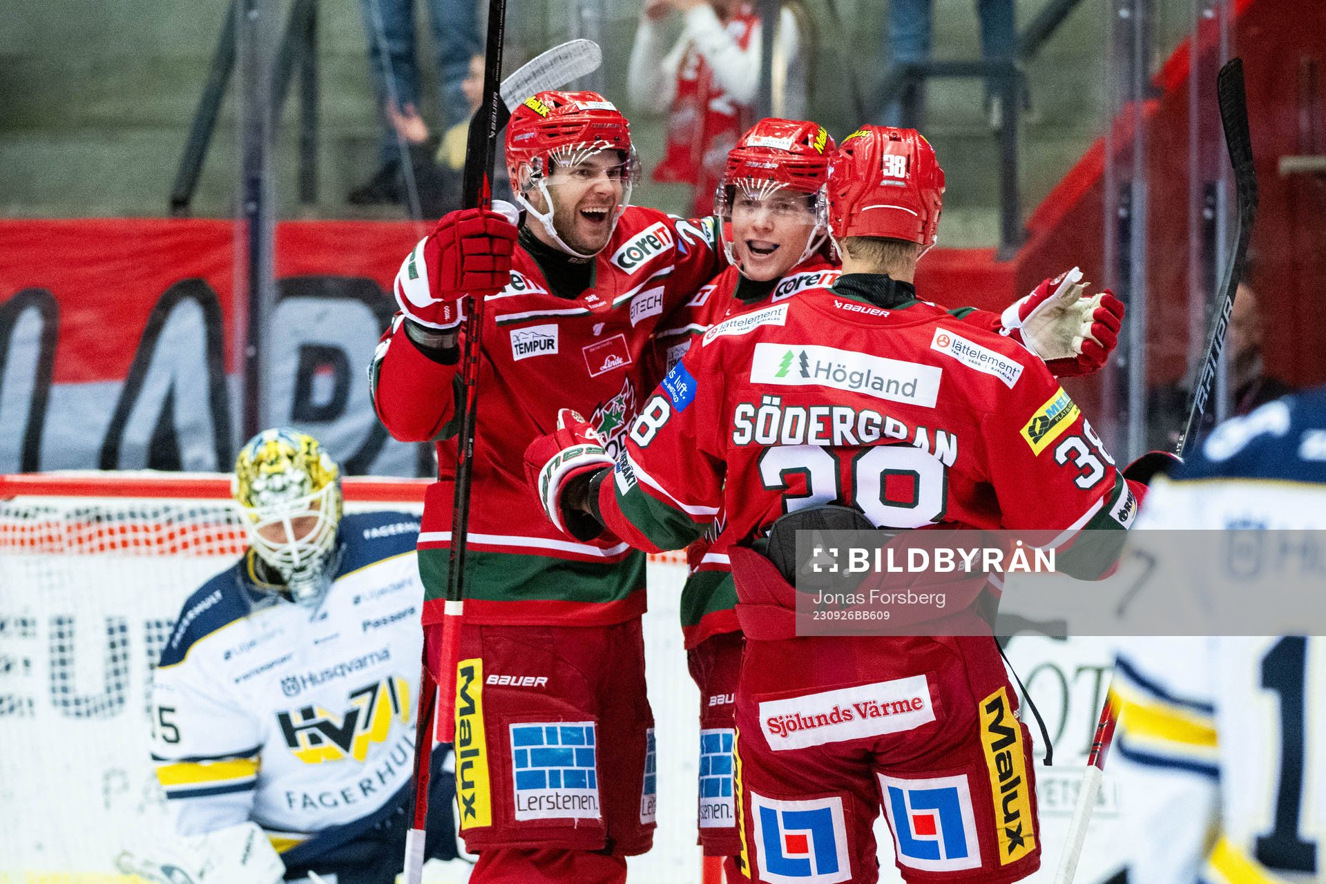 MoDos Erik Walli Walterholm jublar med lagkamrater