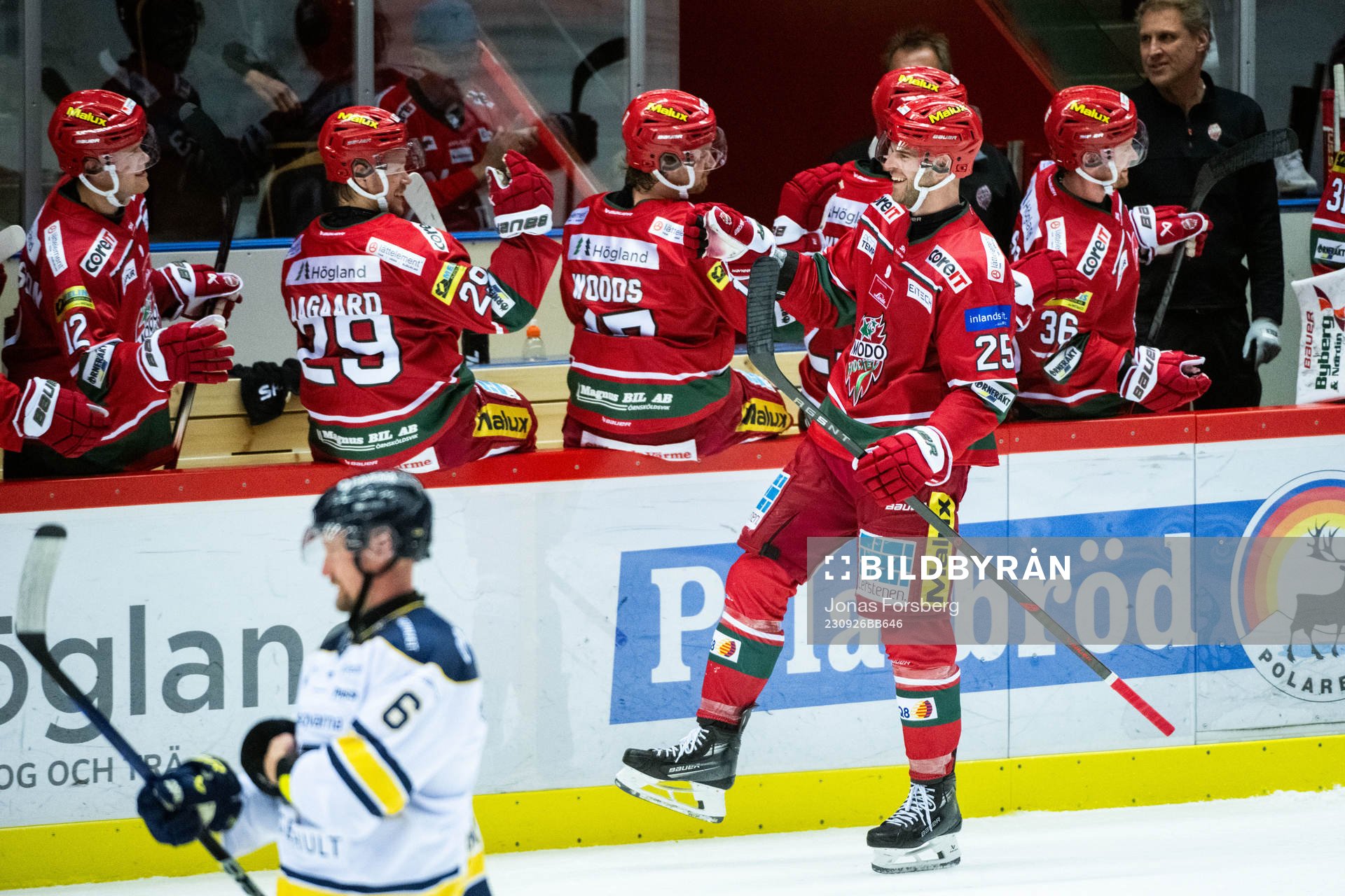 MoDos Sam Vigneault jublar med lagkamrater