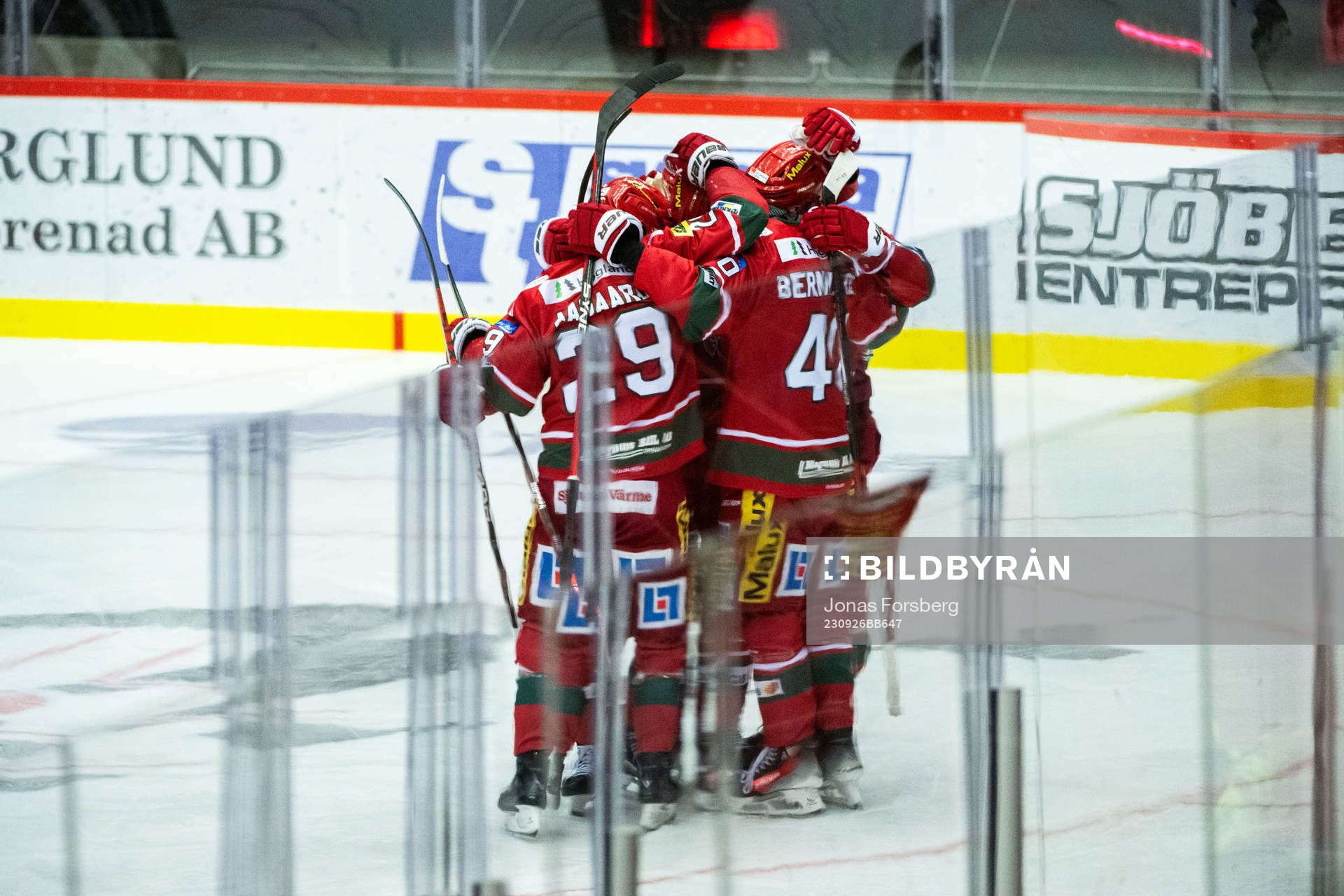 MoDos David Bernhardt jublar med lagkamrater