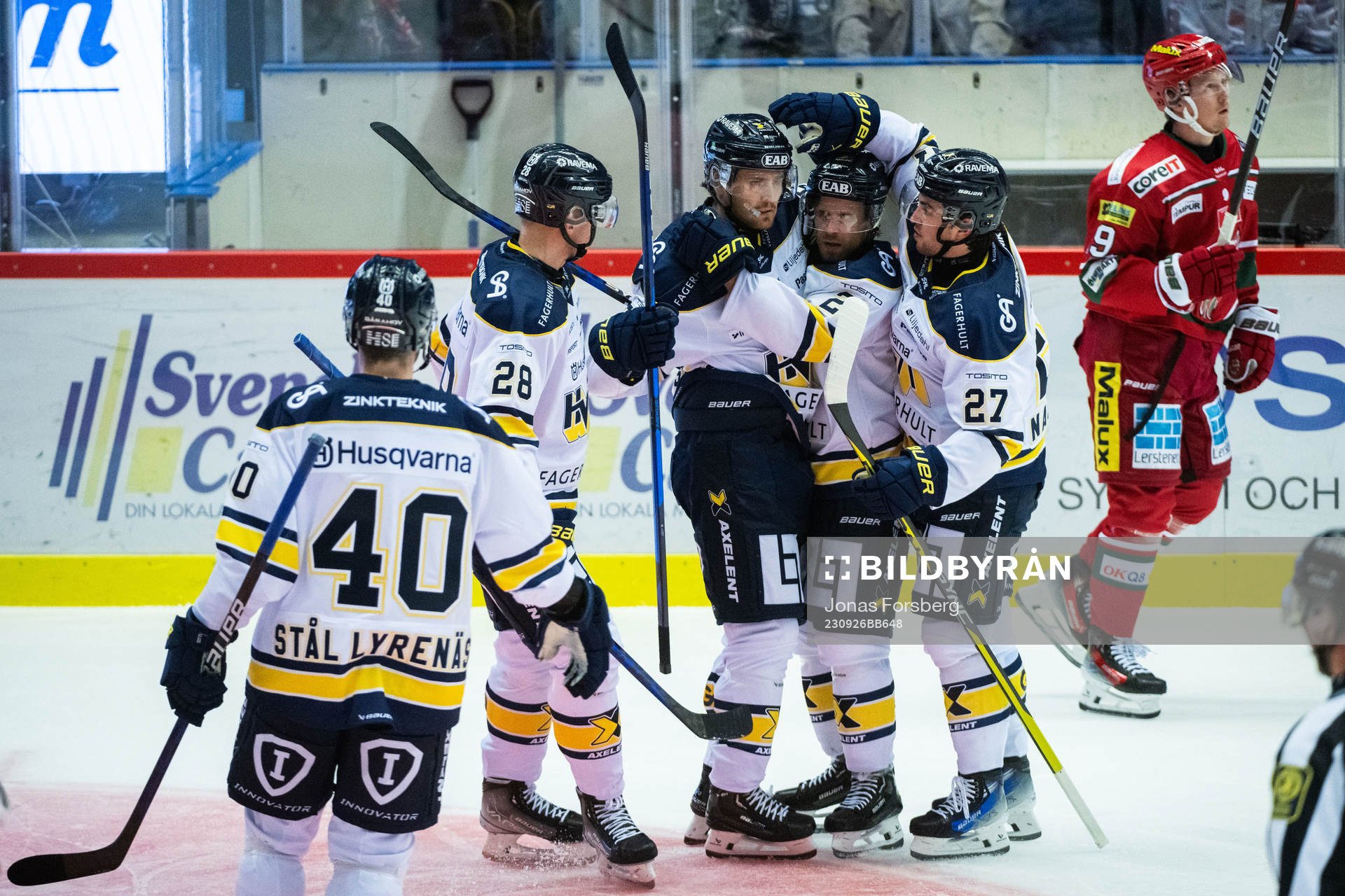 HV71s Fredrik Forsberg jublar med lagkamrater