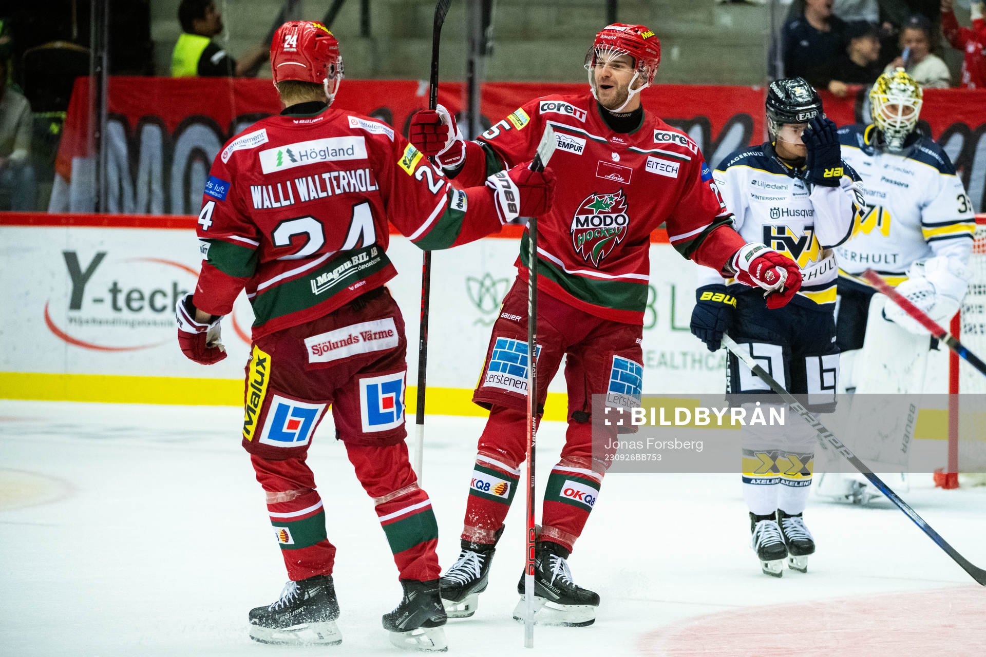 MoDos Erik Walli Walterholm jublar med Sam Vigneault