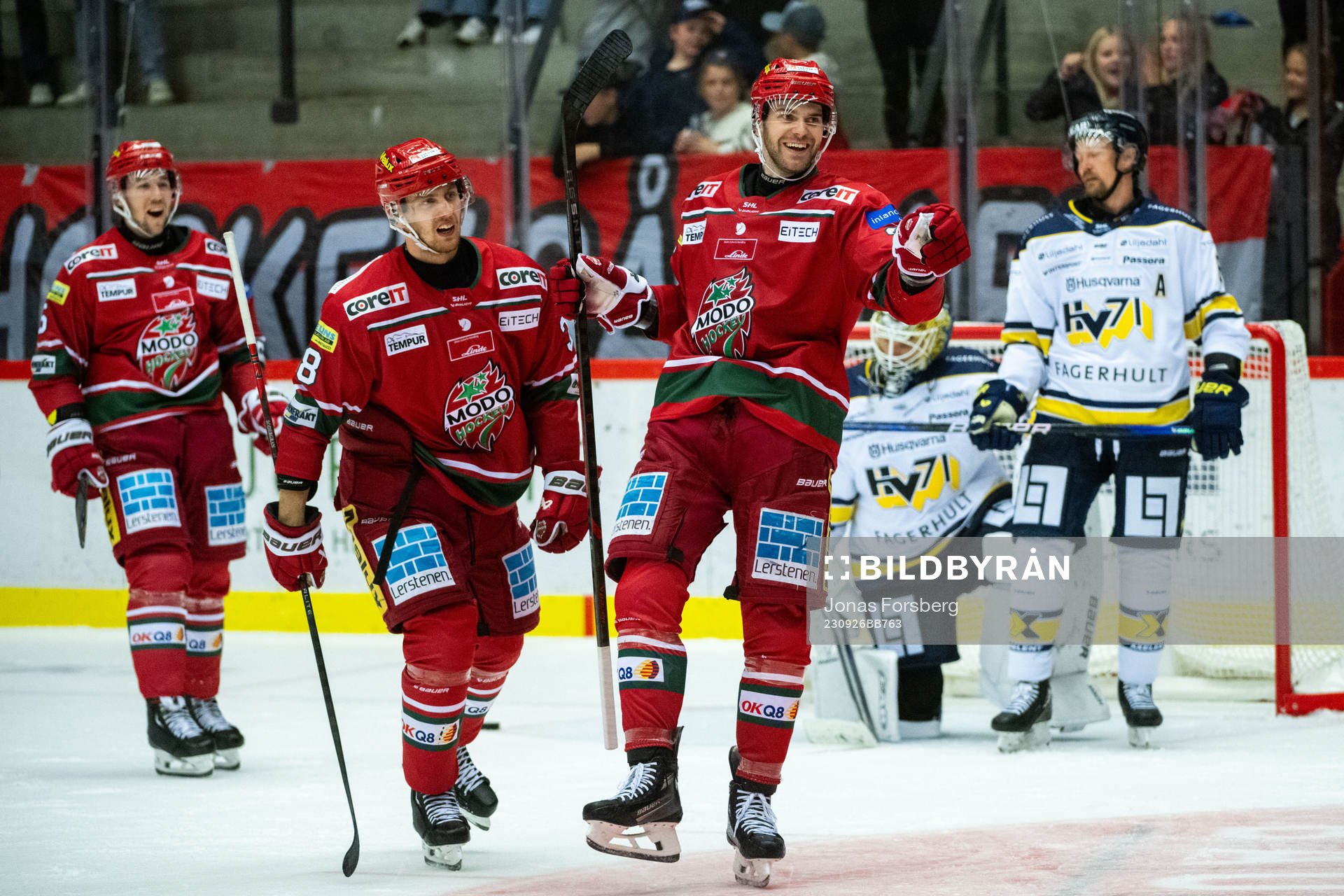MoDos Sam Vigneault jublar med Johan Södergran
