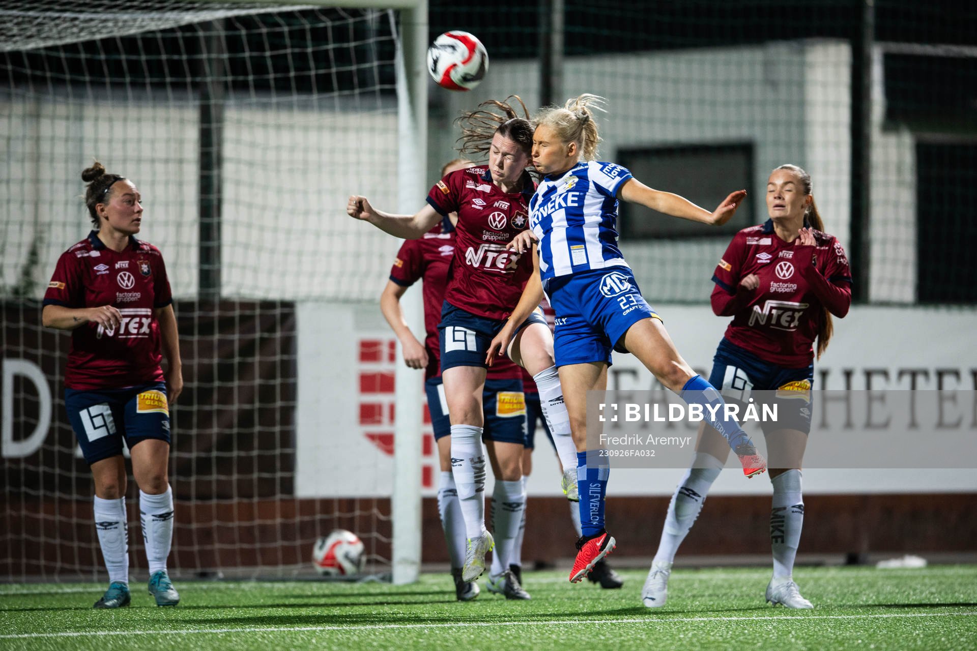 Örgrytes Melissa Davin och IFK Göteborgs Leia Molund under fotbollsmatchen i Division 1 södra mellan IFK Göteborg och Örgryte den 26 september 2023 i Göteborg.