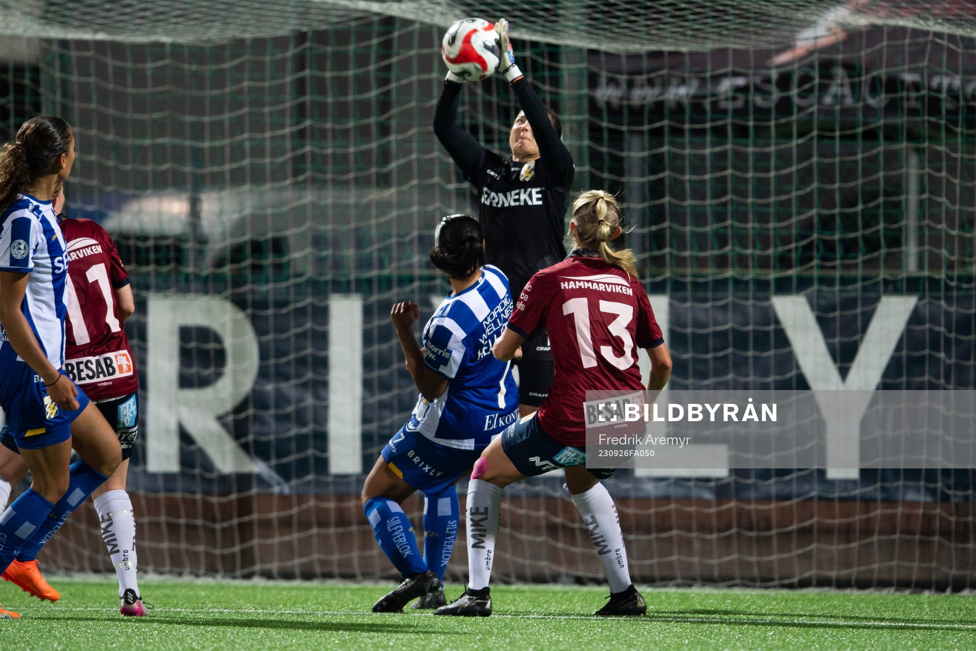 IFK Göteborgs målvakt Johanna Henriksson räddar en boll