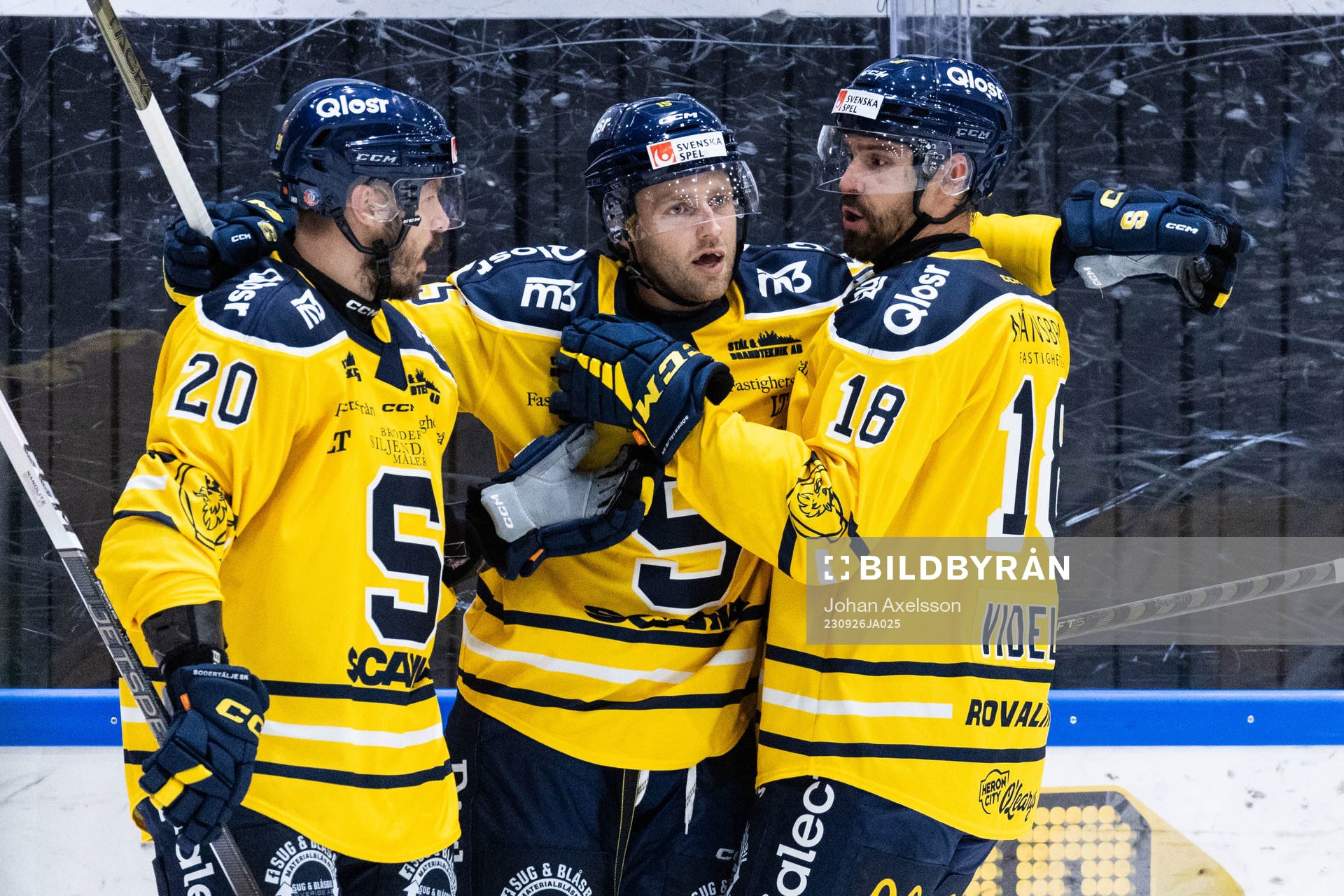 Södertäljes Albin Carlson jublar med Marcus Eriksson och