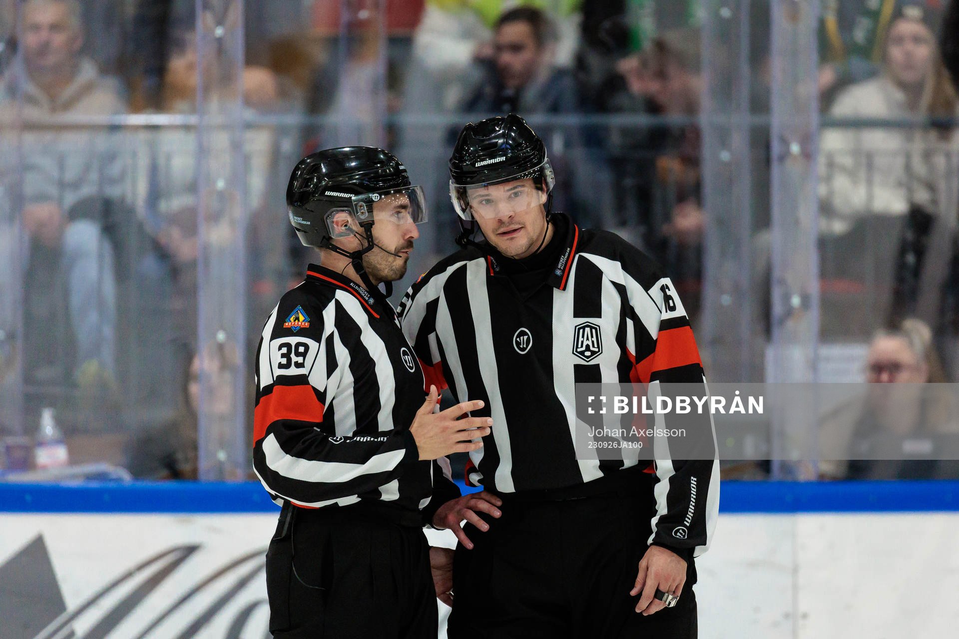 Domare Mattias Enroth i samtal med Domare Carl von Sivers