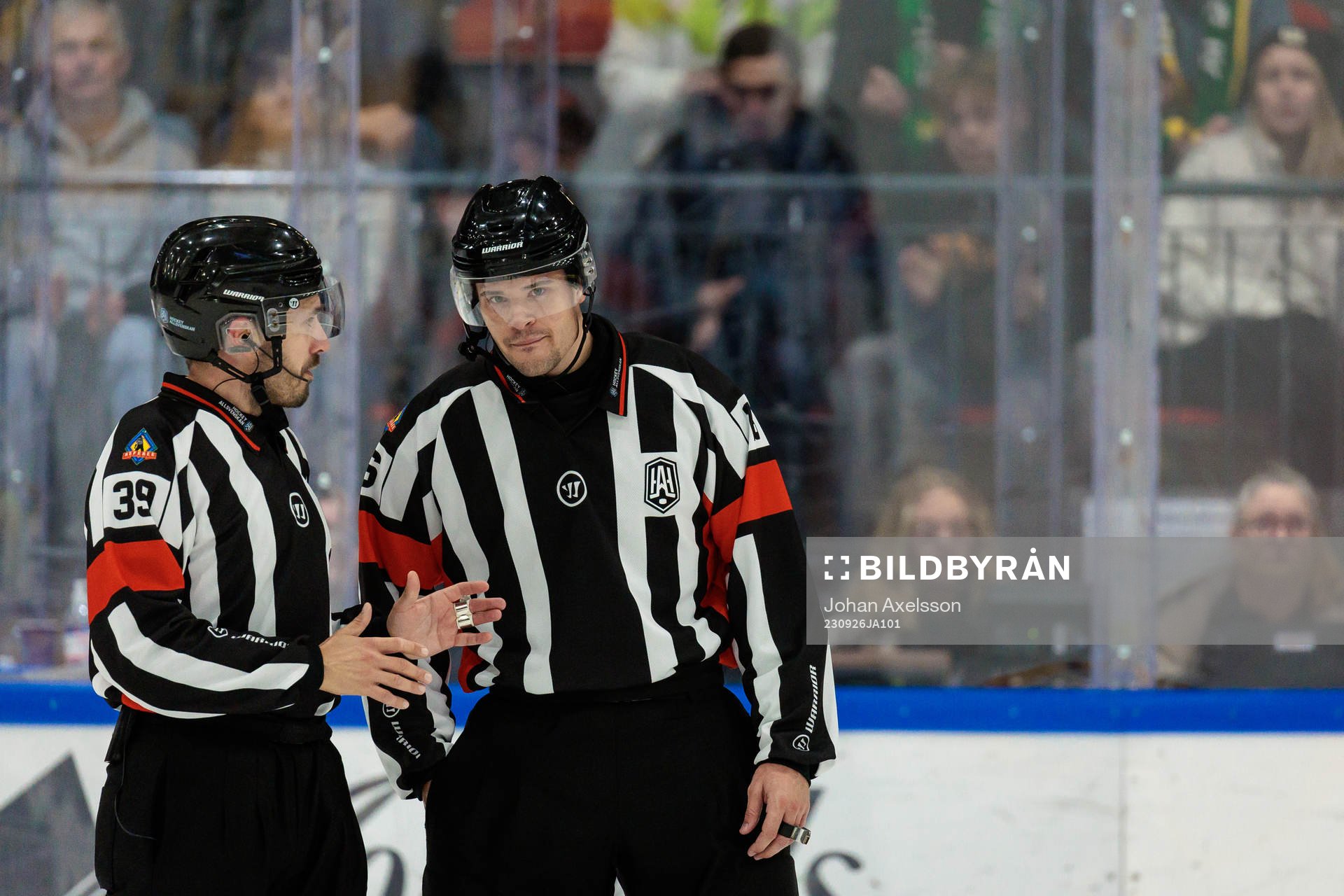 Domare Mattias Enroth i samtal med Domare Carl von Sivers
