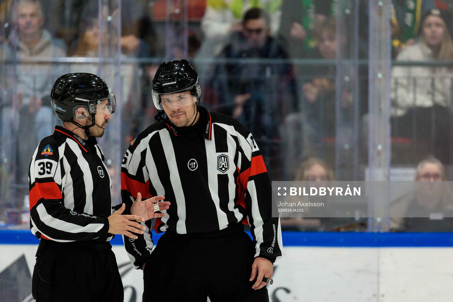 Domare Mattias Enroth i samtal med Domare Carl von Sivers