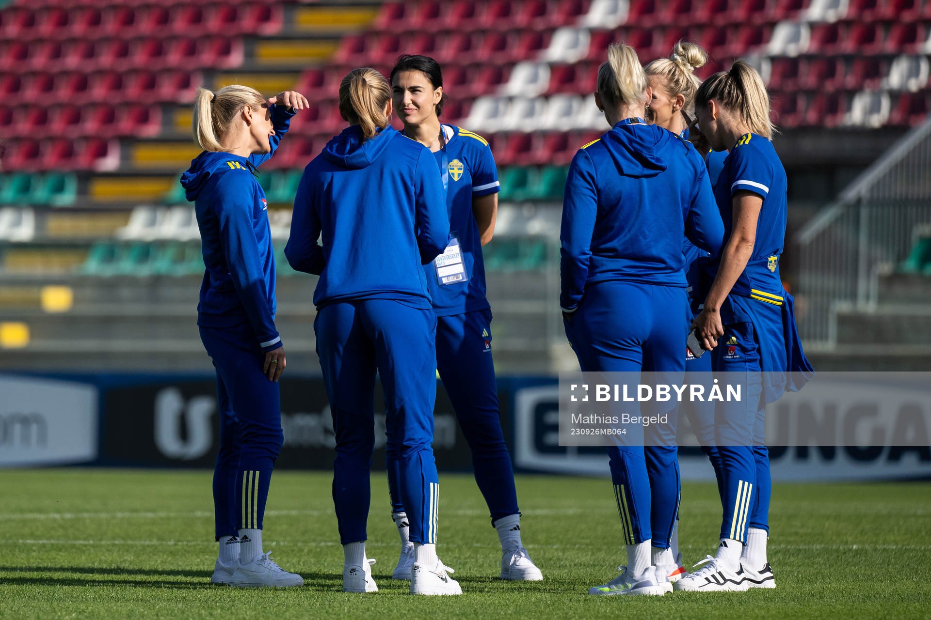 Amanda Nildén, goalkeeper Zecira Musovic and players of