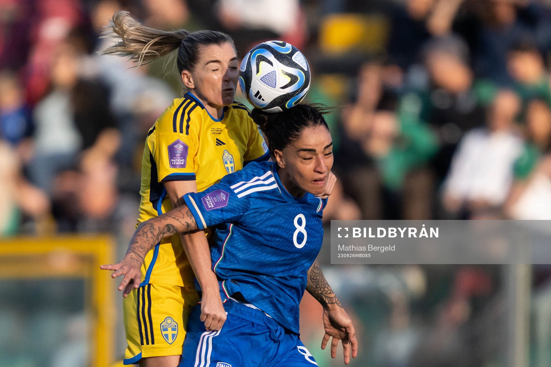 Linda Sembrant of Sweden and Martina Piemonte of Italy during the UEFA Women's Nations League football match between Italy and Sweden on September 26, 2023 in Castel di Sangro.