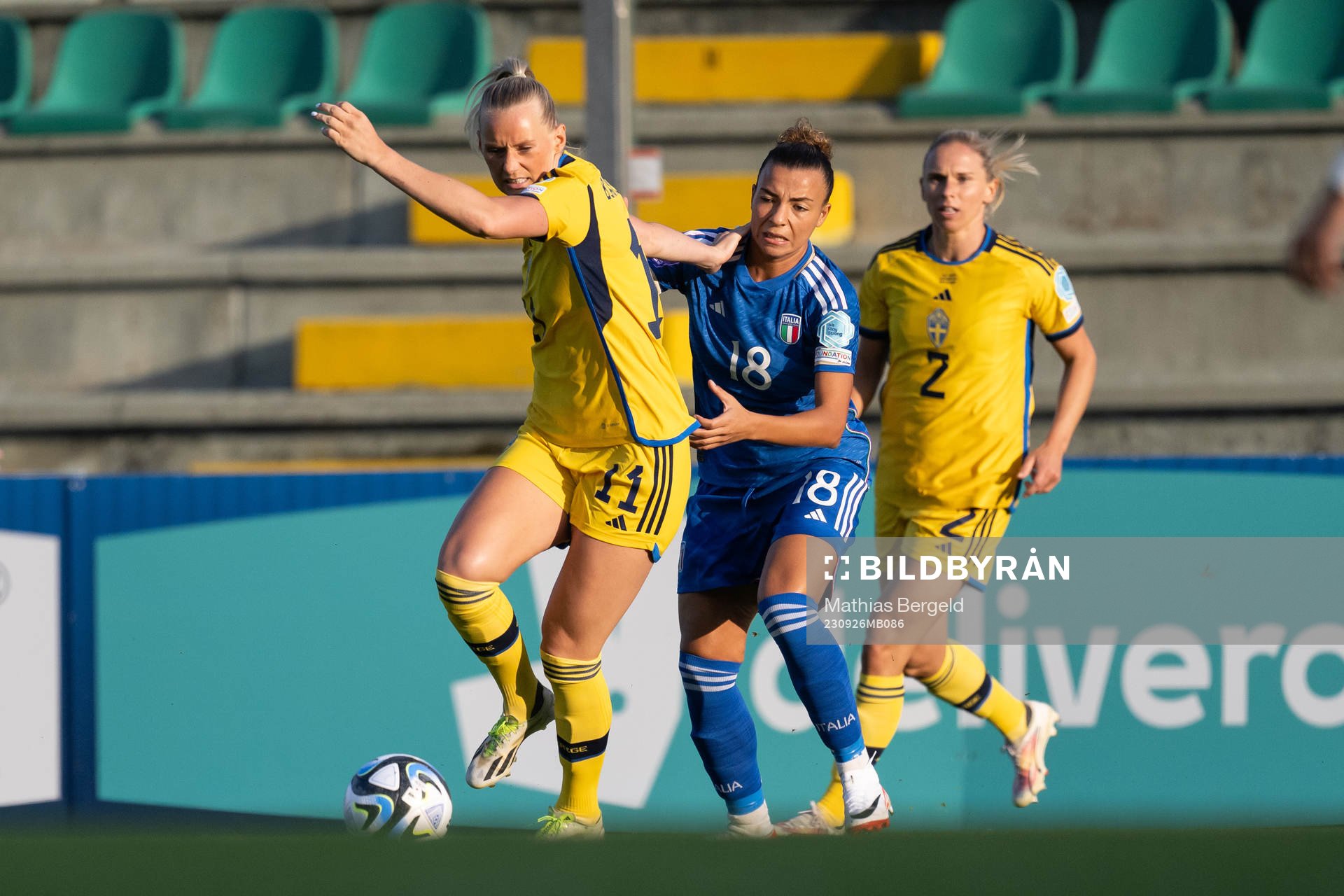 Stina Blackstenius of Sweden and Arianna Caruso of Italy