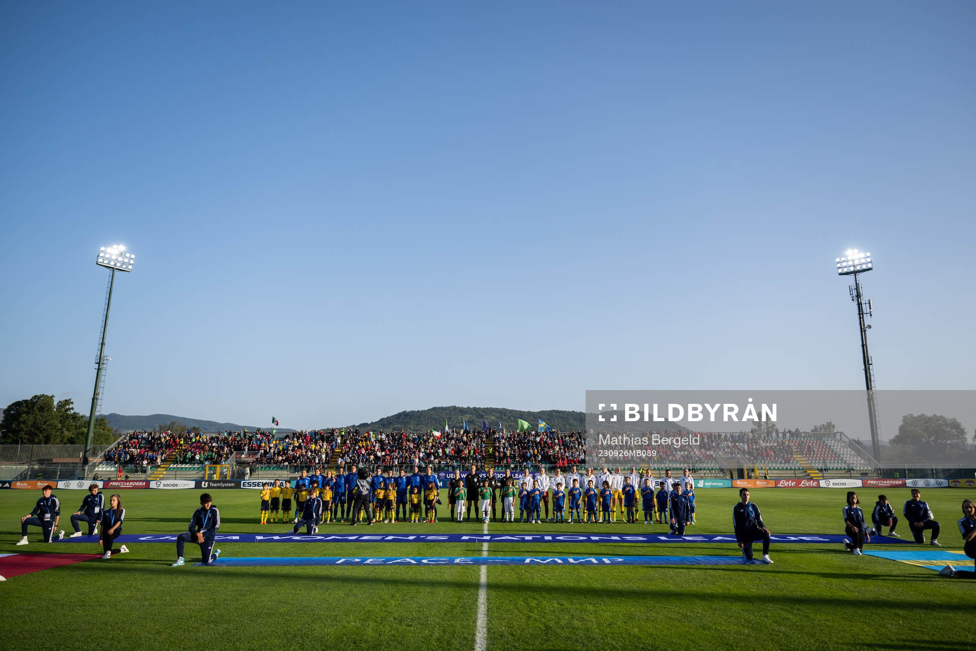 Players of Sweden and of Italy line up