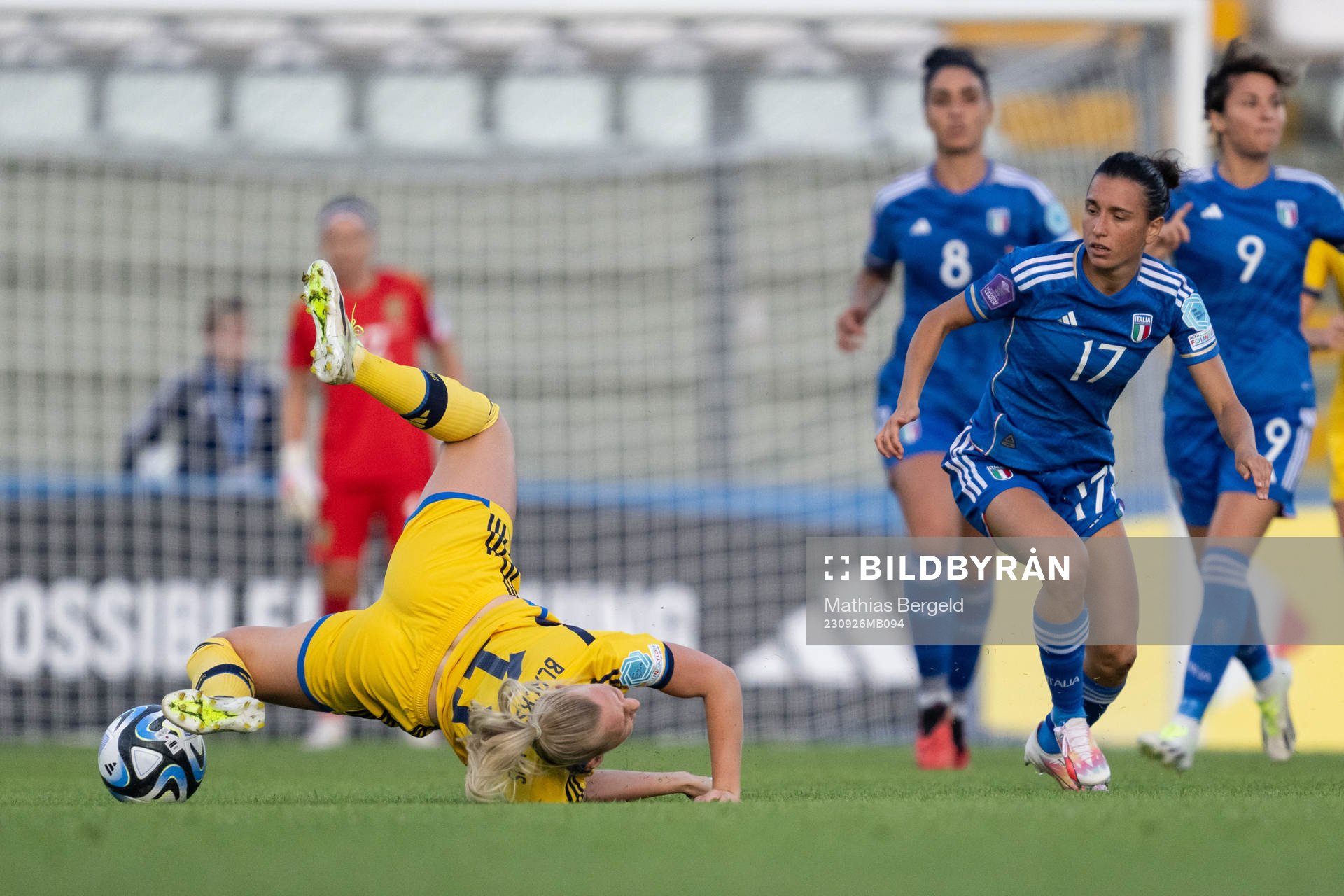 Stina Blackstenius of Sweden and Lucia di Guglielmo of Italy