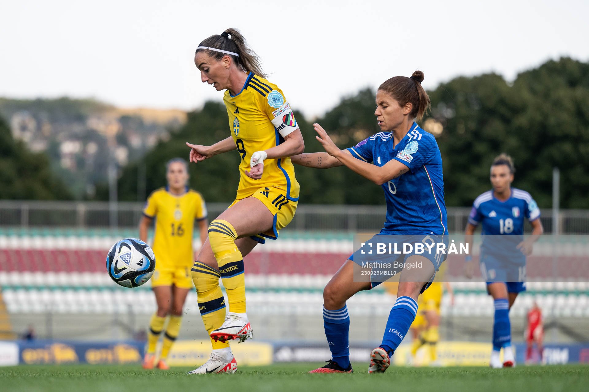 Kosovare Asllani of Sweden and Manuela Giugliano of Italy