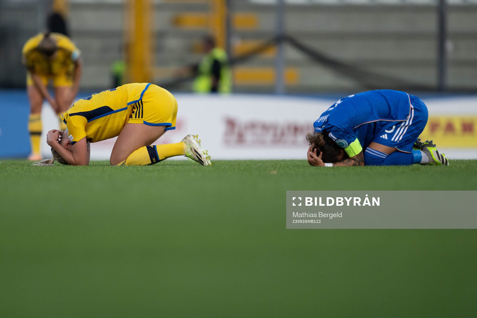 Stina Blackstenius of Sweden and Elena Linari of Italy in