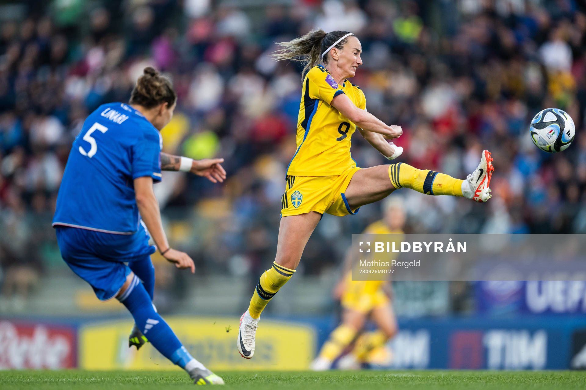 Elena Linari of Italy and Kosovare Asllani of Sweden