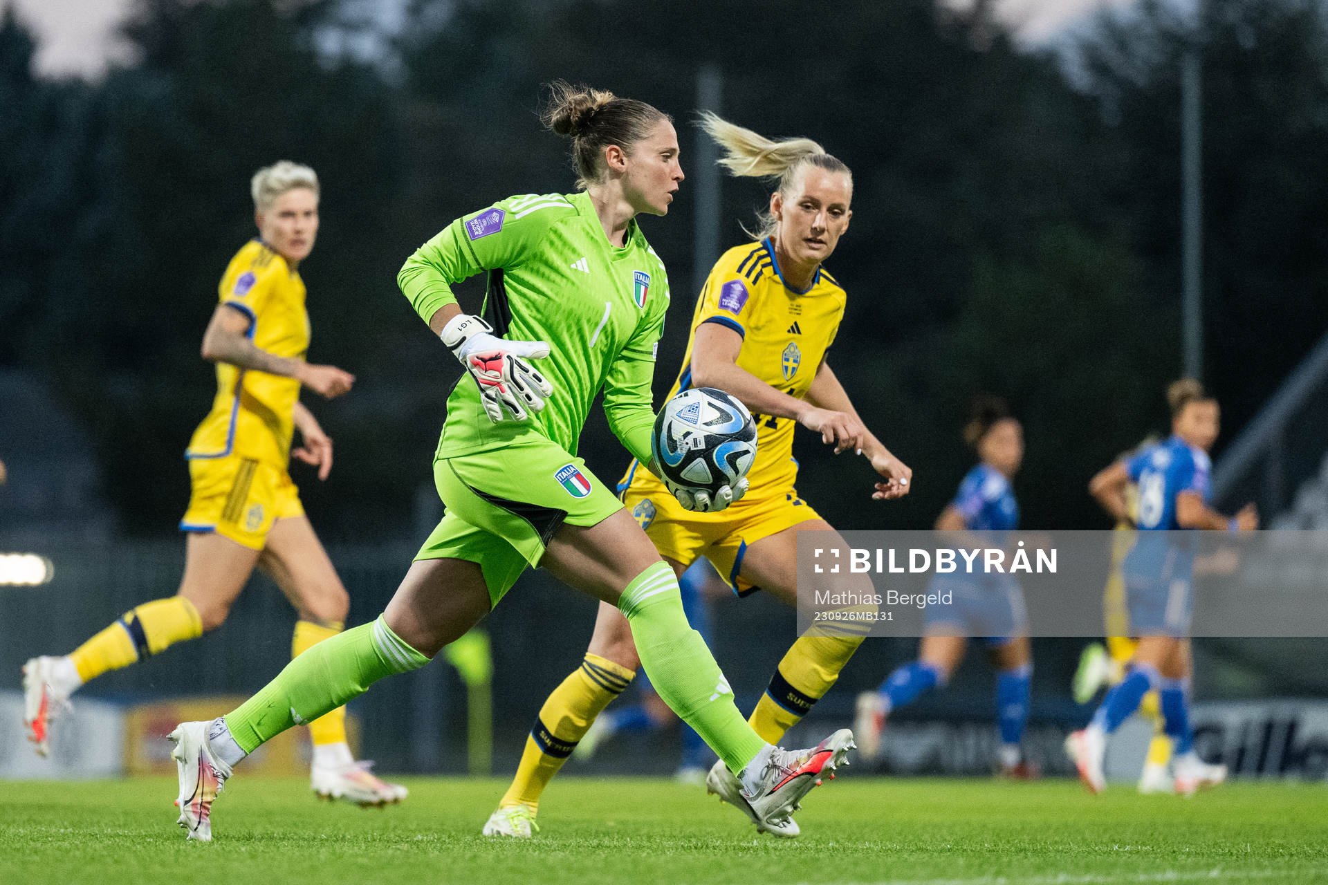 goalkeeper Laura Giuliani of Italy and Stina Blackstenius