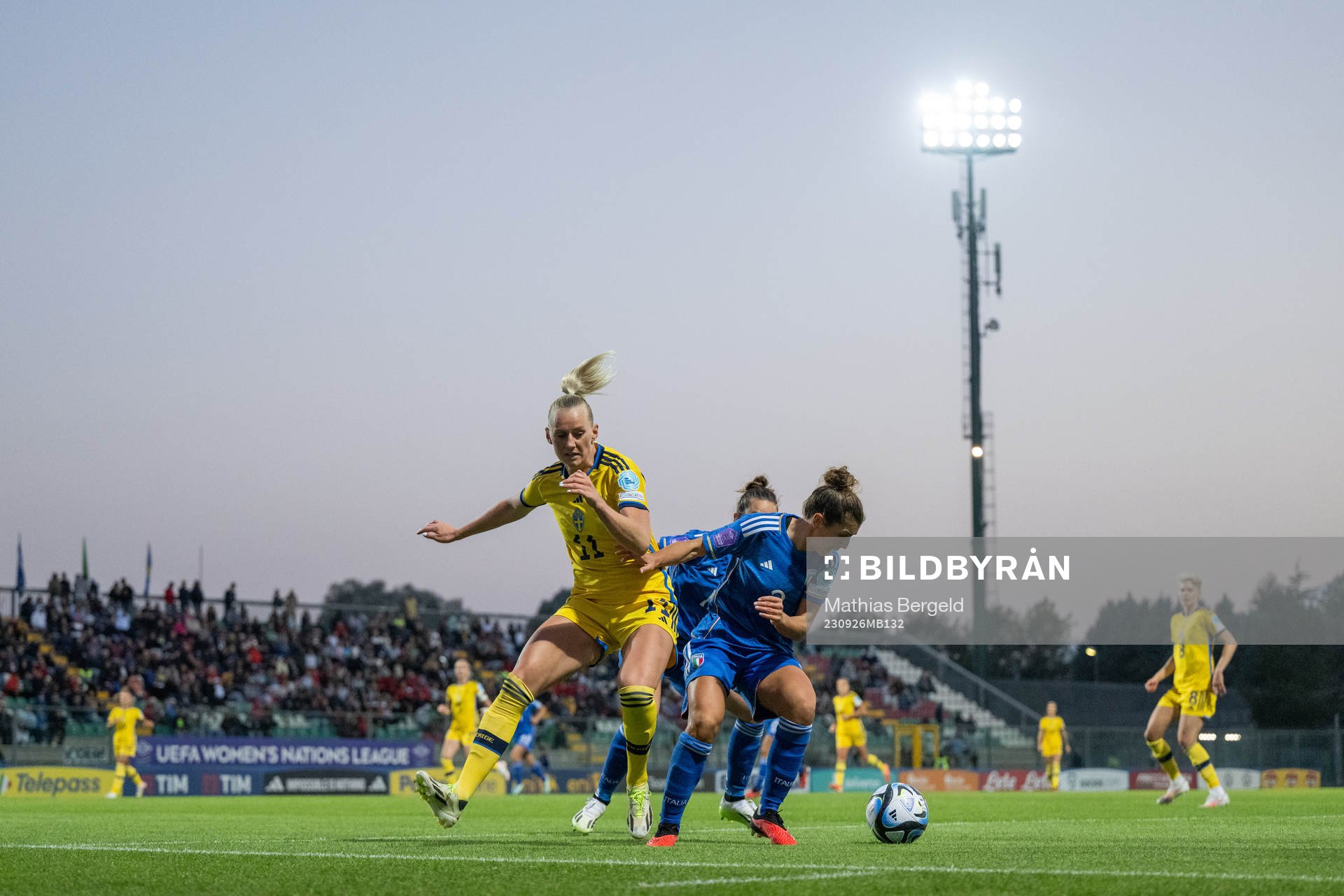 Stina Blackstenius of Sweden and Valentina Bergamaschi of Italy during the UEFA Women's Nations League football match between Italy and Sweden on September 26, 2023 in Castel di Sangro.
