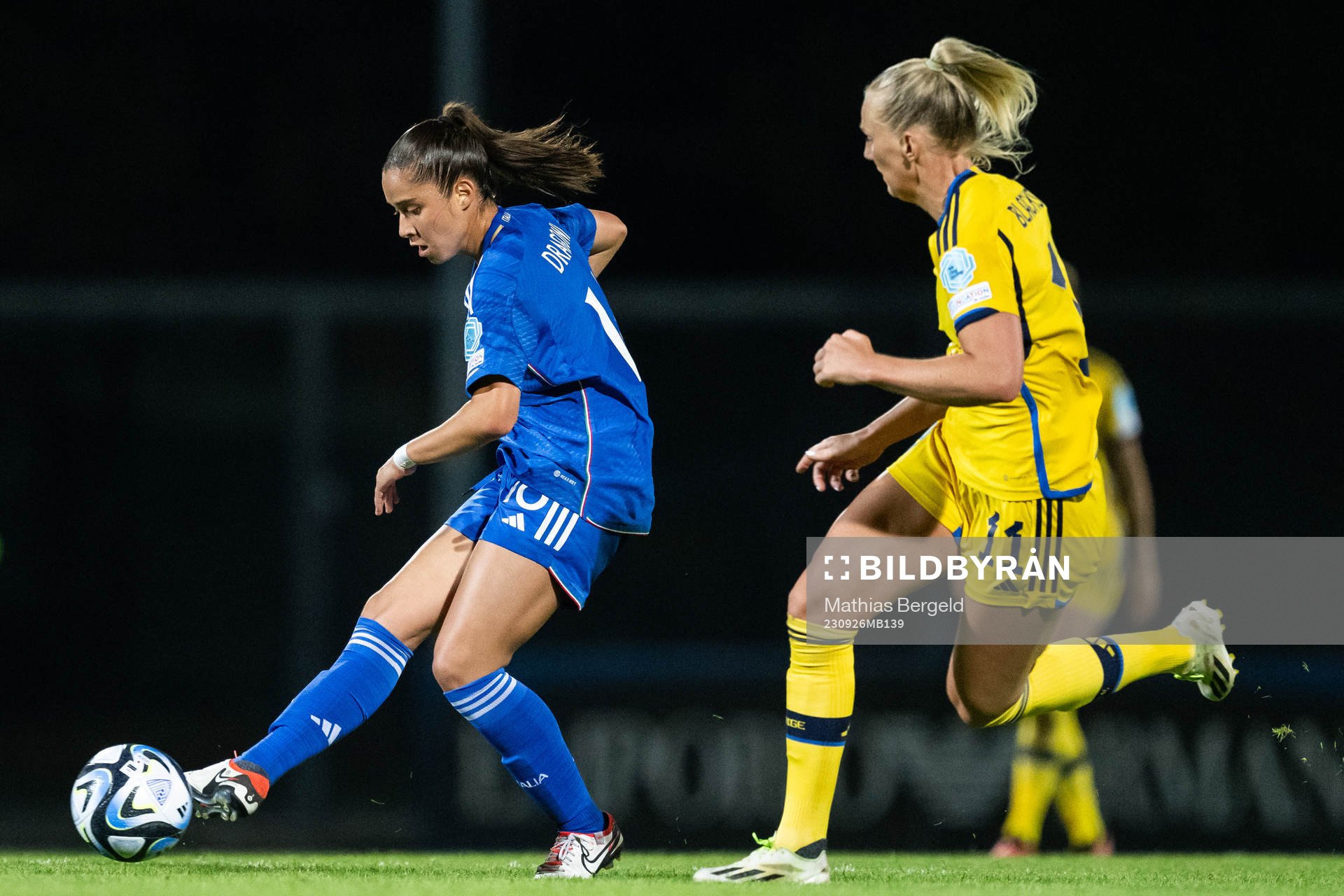 Giulia Dragoni of Italy and Stina Blackstenius of Sweden