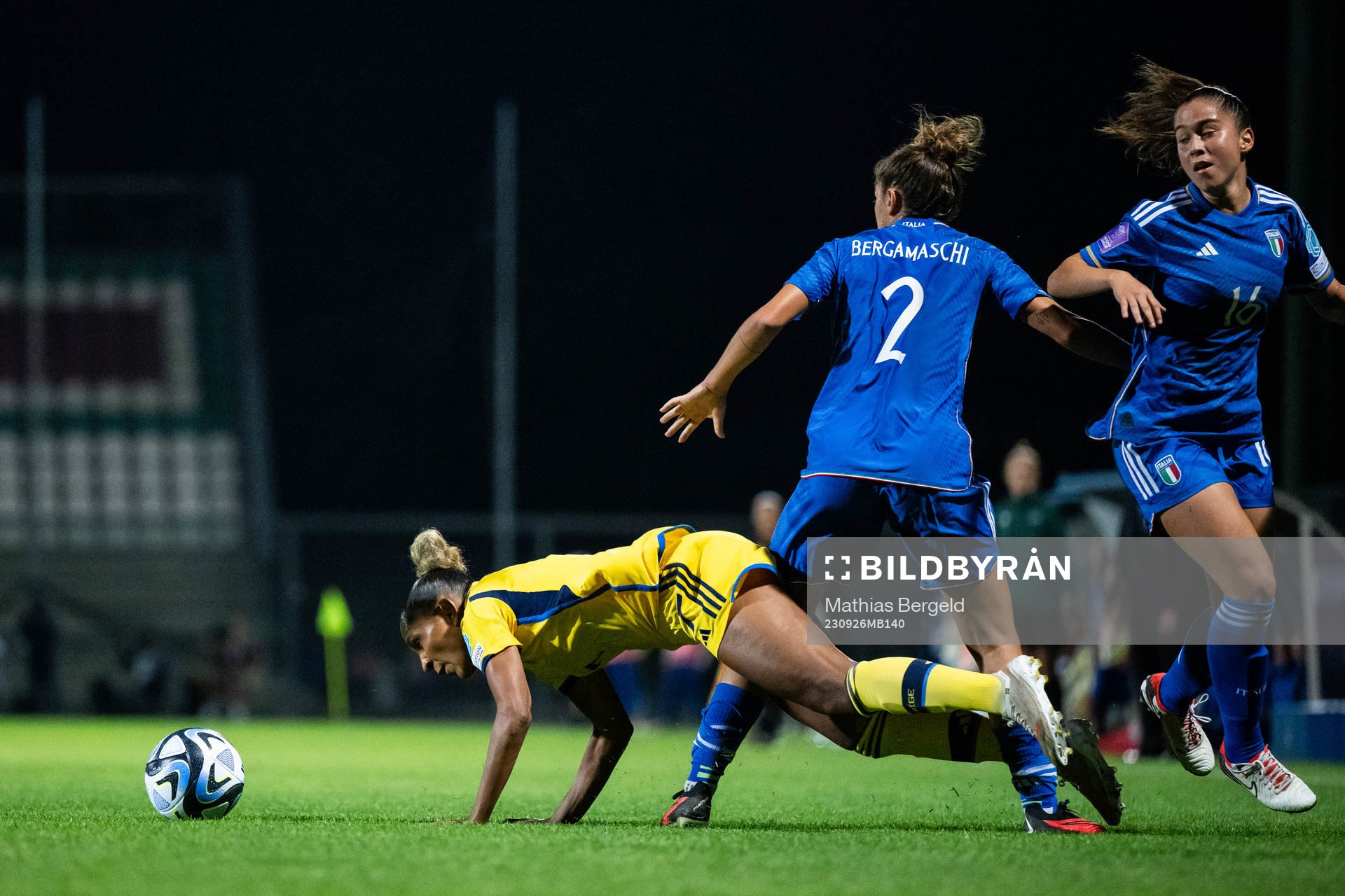 Madelen Janogy of Sweden and Valentina Bergamaschi of Italy during the UEFA Women's Nations League football match between Italy and Sweden on September 26, 2023 in Castel di Sangro.