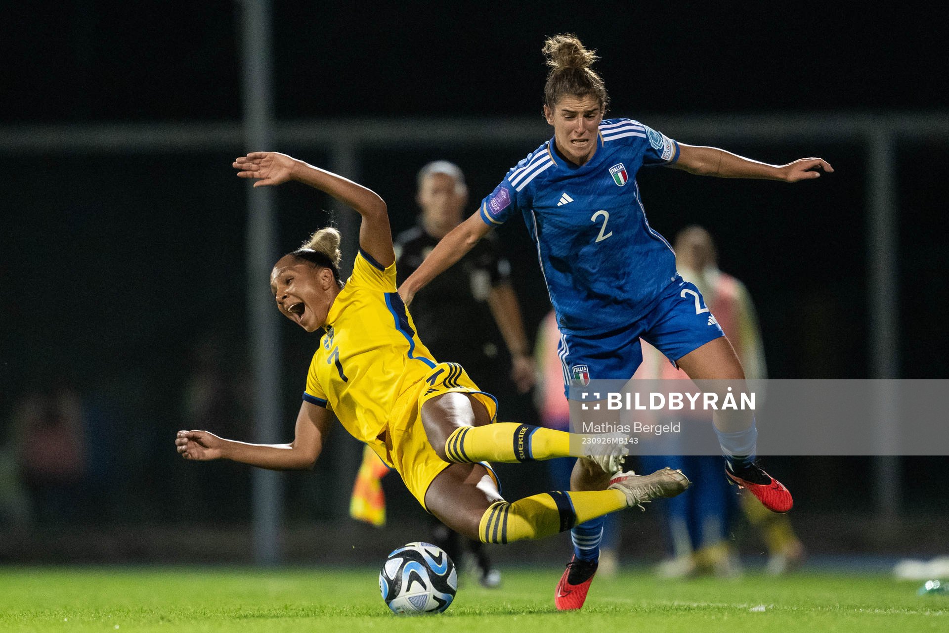 Madelen Janogy of Sweden and Valentina Bergamaschi of Italy during the UEFA Women's Nations League football match between Italy and Sweden on September 26, 2023 in Castel di Sangro.