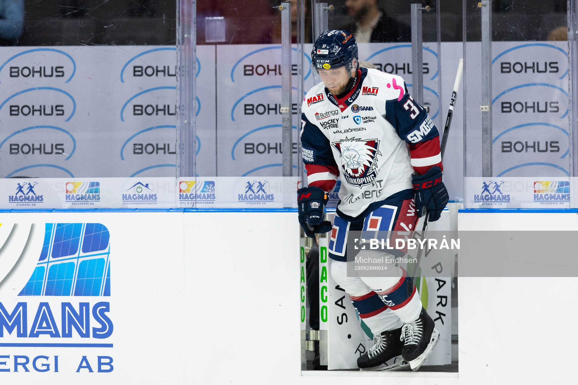 Linköpings Jesper Pettersson lämnar isen