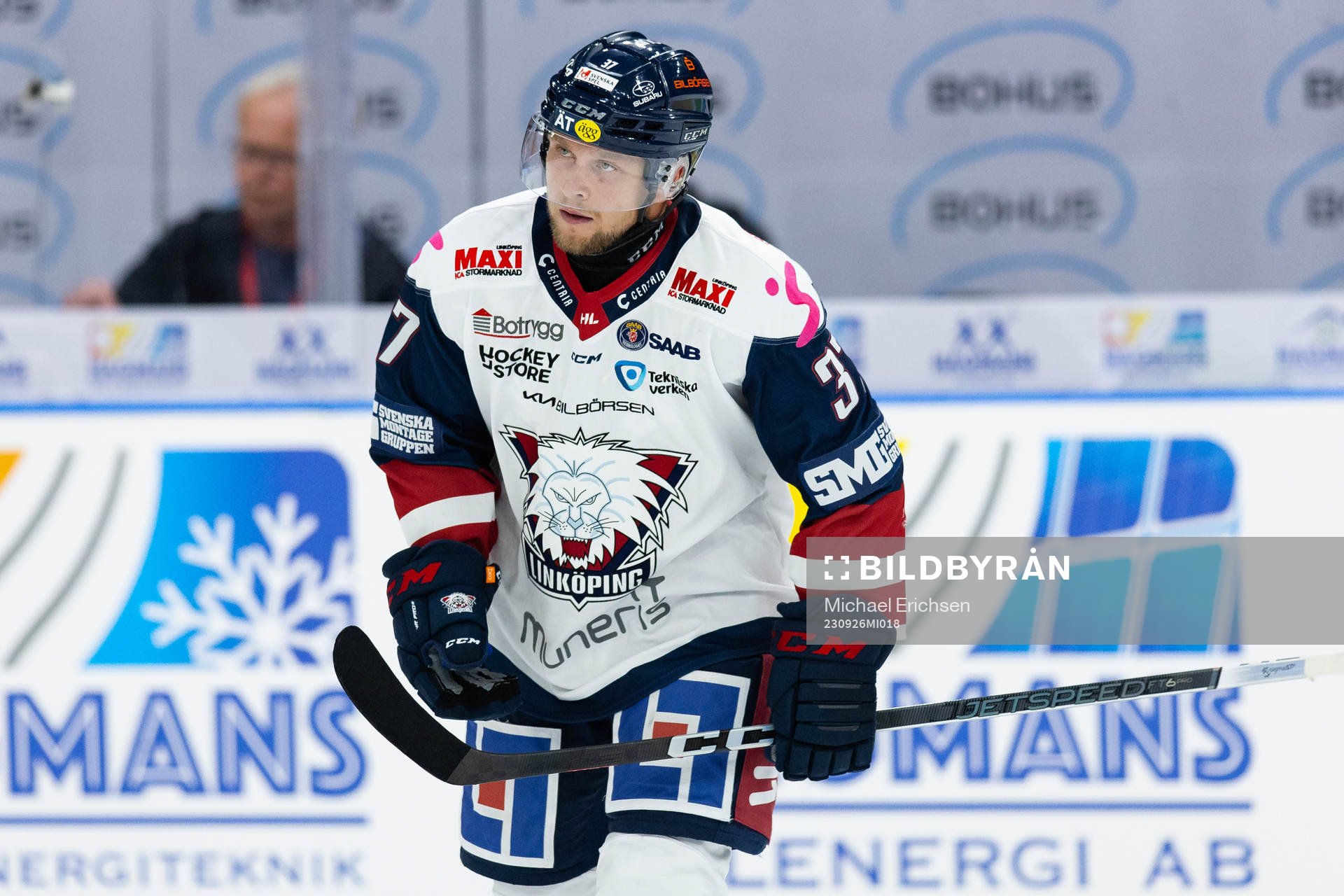 Linköpings Jesper Pettersson lämnar isen