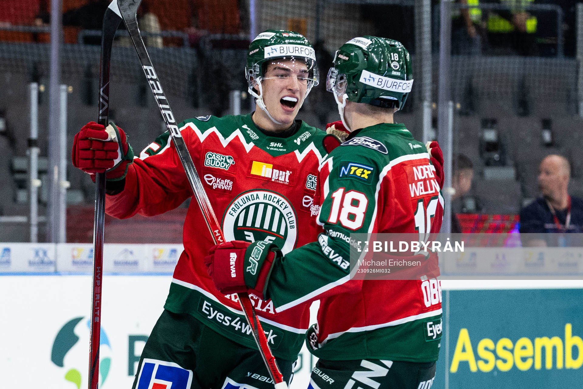 Frölundas David Edstrom jublar med Linus Öberg