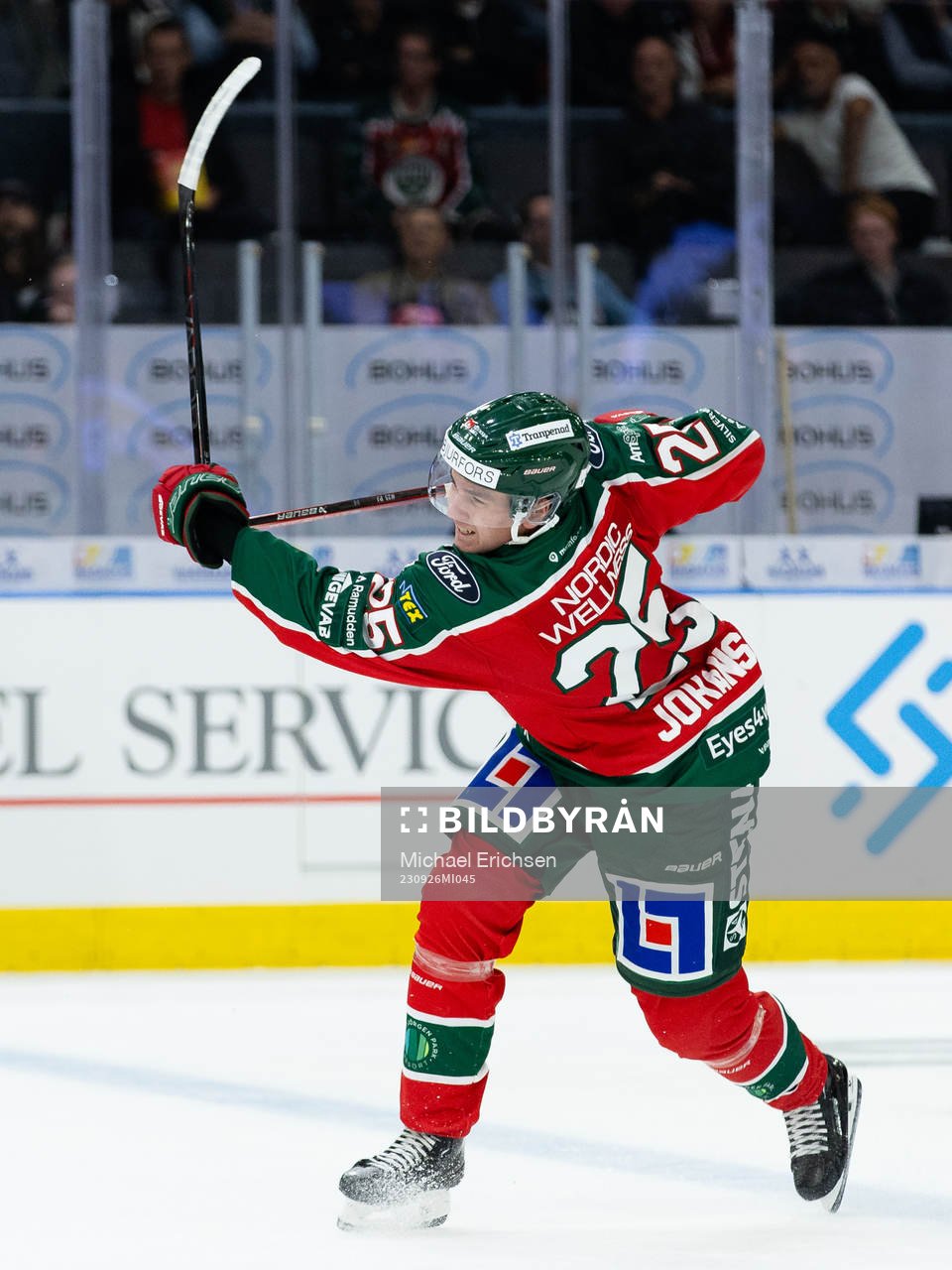 Frölundas Pontus Johansson skjuter av klubban