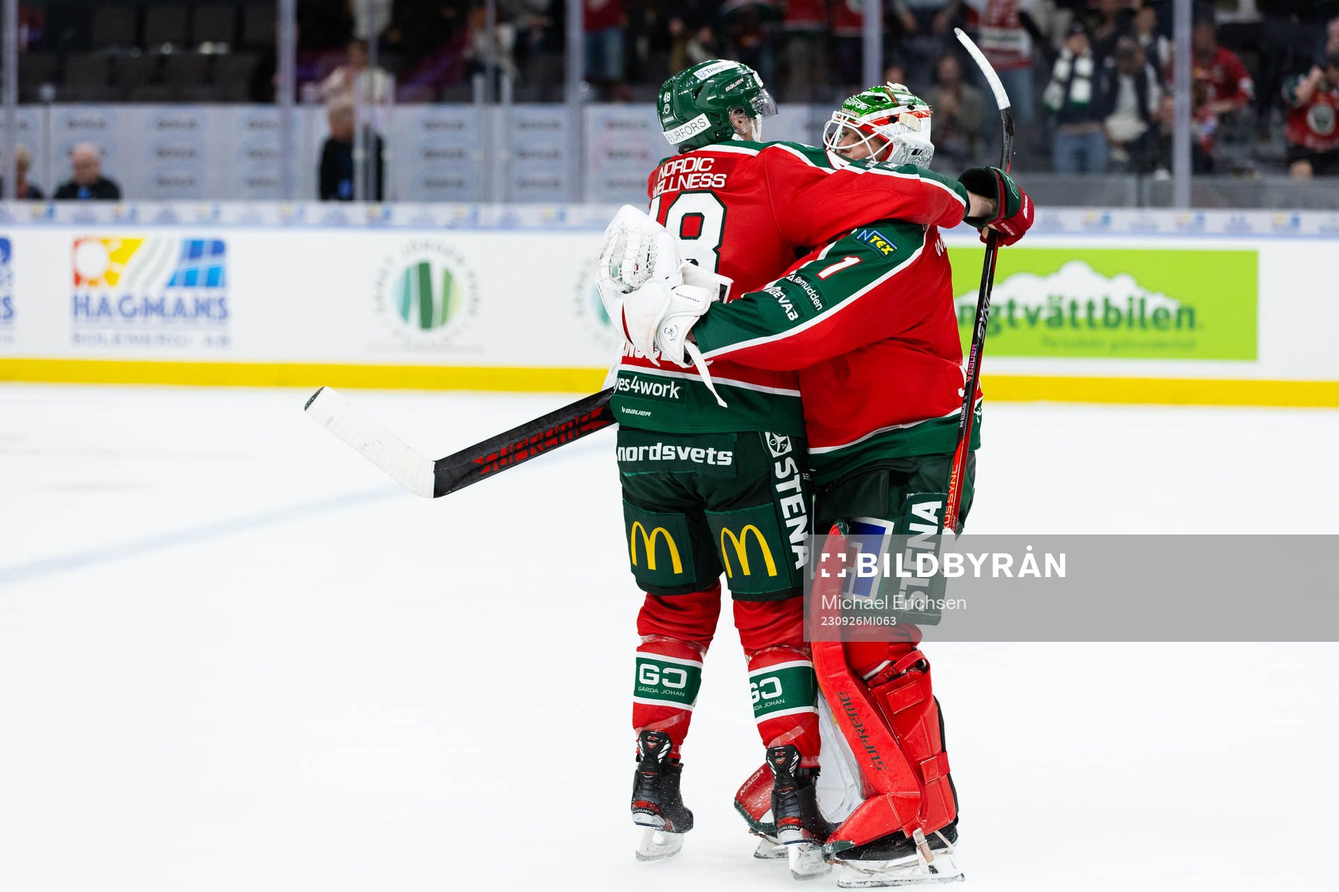 Frölundas Carl Klingberg jublar ihop med målvakt Lars