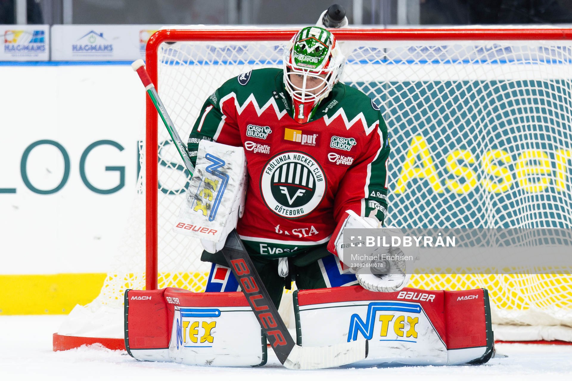 Frölundas målvakt Lars Johansson räddar ett skott