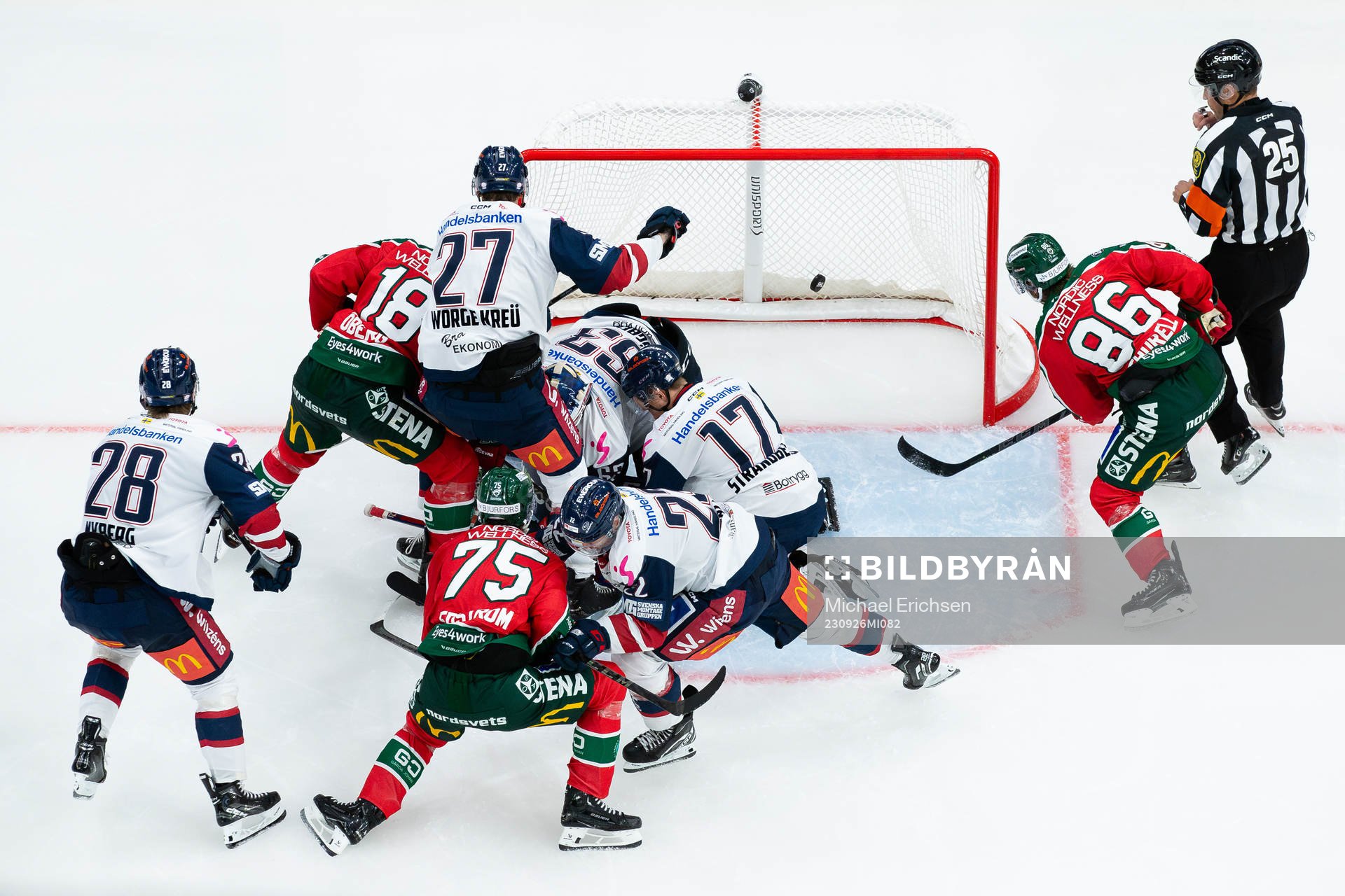 Pucken i mål bakom Linköpings målvakt Marcus Högberg,