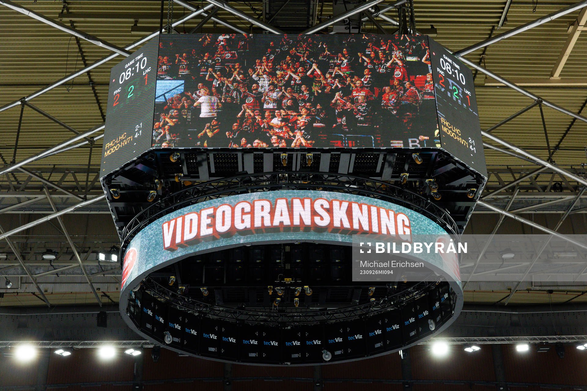 Jumbotronen förmedlar att det pågår en videogranskning