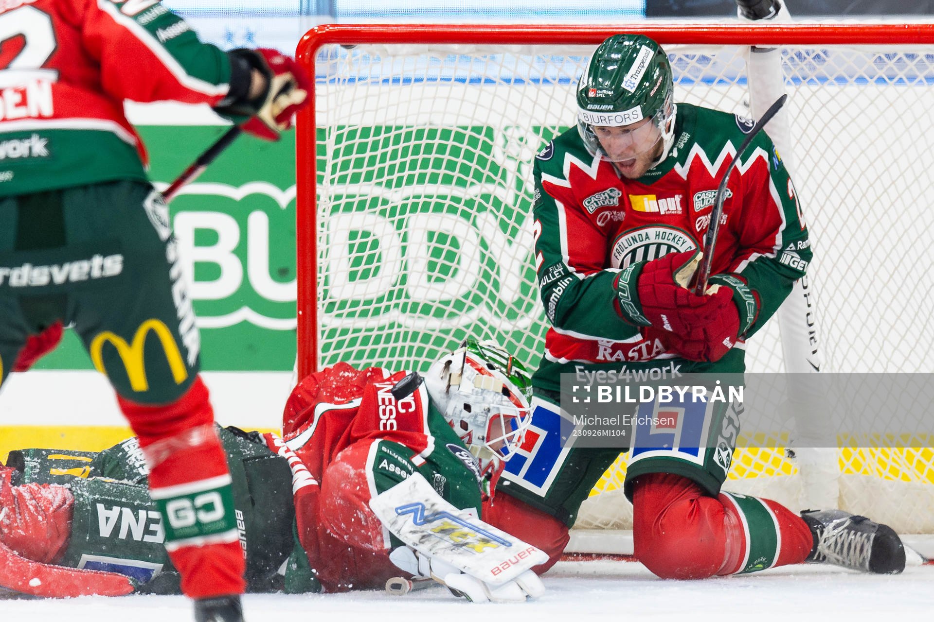 Frölundas Christian Folin täcker skott i målet med