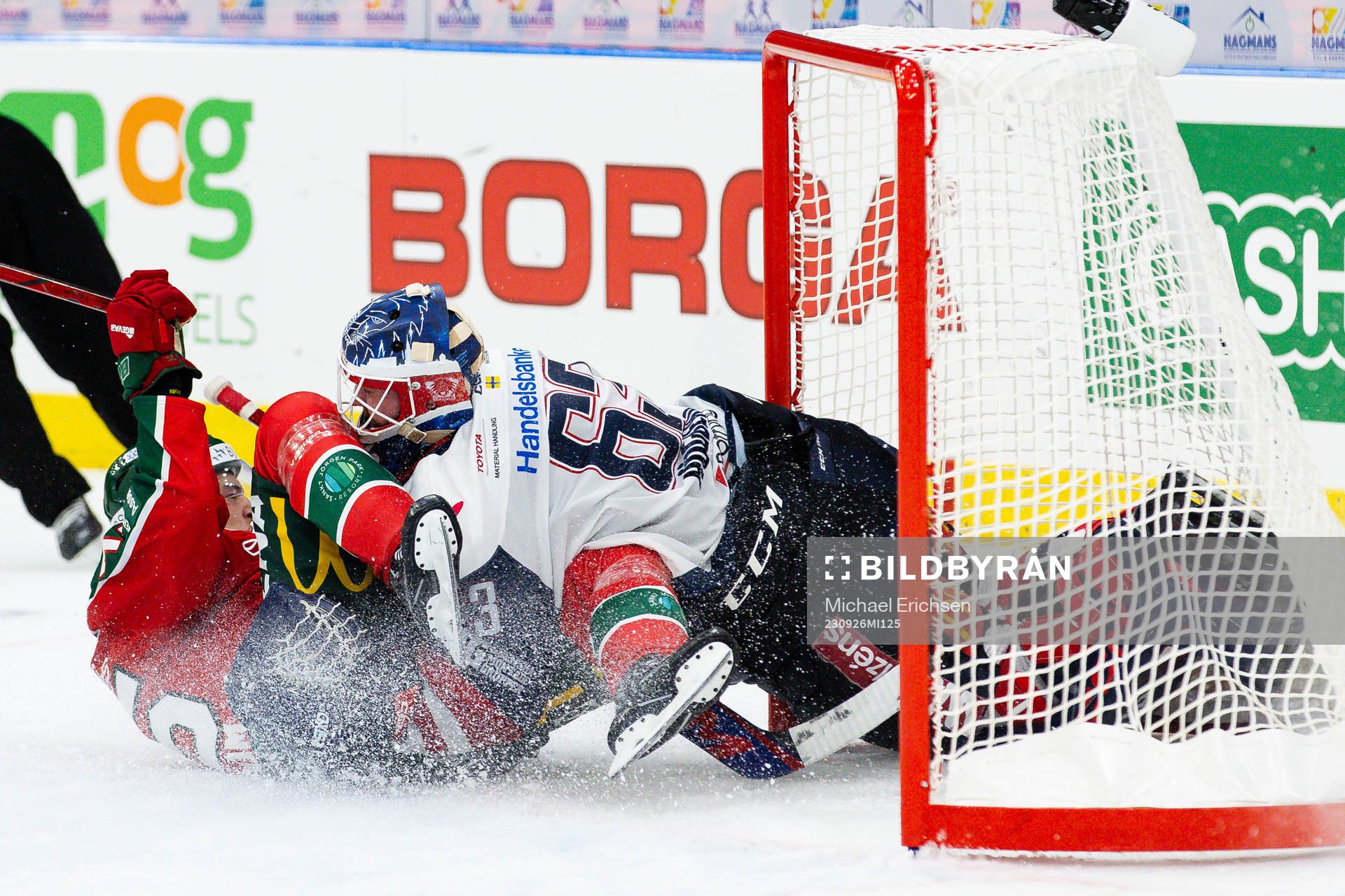 Frölundas Max Lindroth kolliderar med Linköpings målvakt