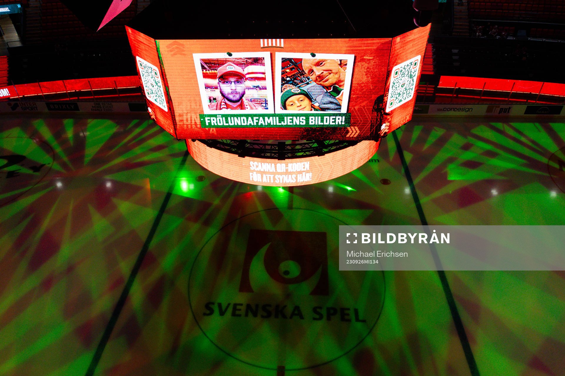 Jumbotronen i Scandinavium ovanför mittcirkeln med Svenska