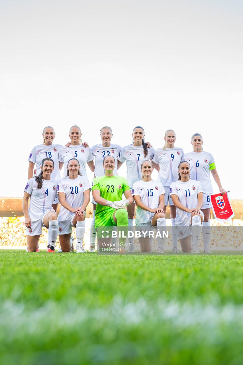 The starting eleven of Norway pose for a team photo