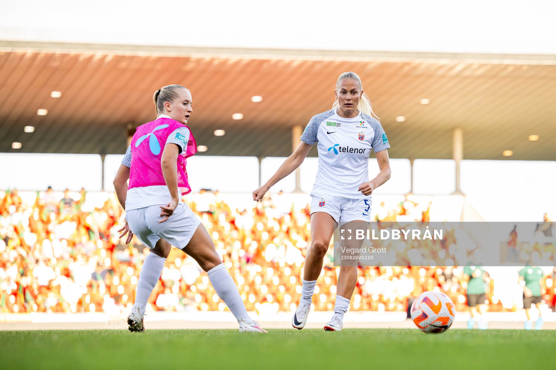 Amalie Eikeland and Guro Bergsvand of Norway warm up