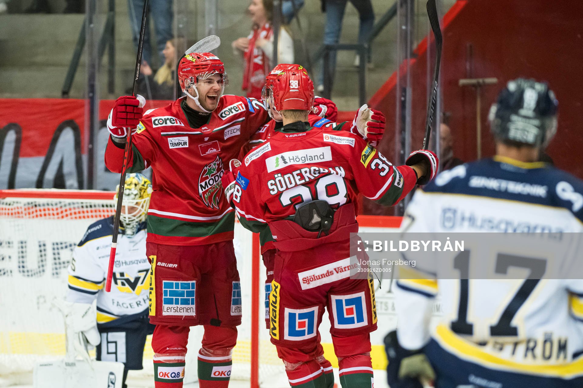 MoDos Erik Walli Walterholm jublar med lagkamrater