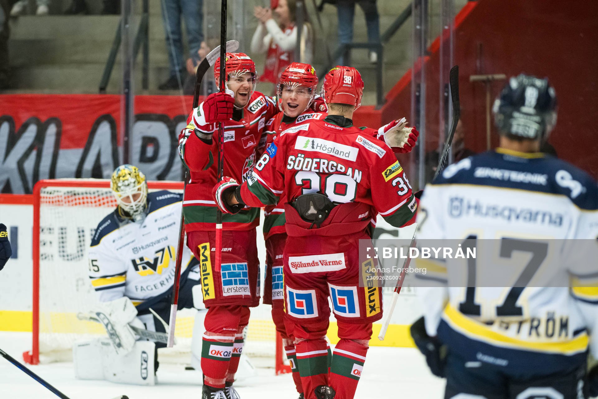 MoDos Sam Vigneault jublar med lagkamrater