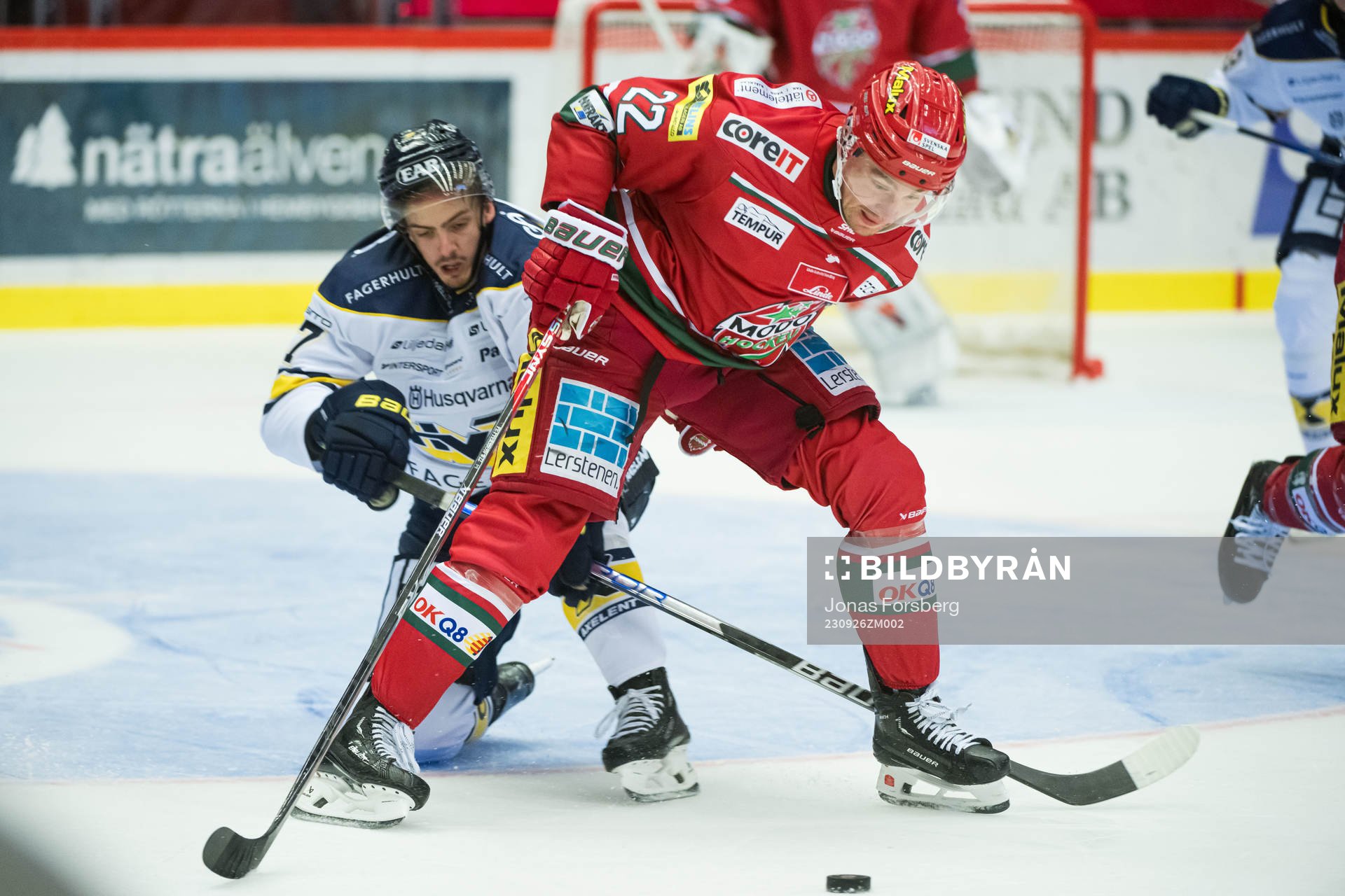 MoDos Adam Pettersson och HV71s Isac Brännström