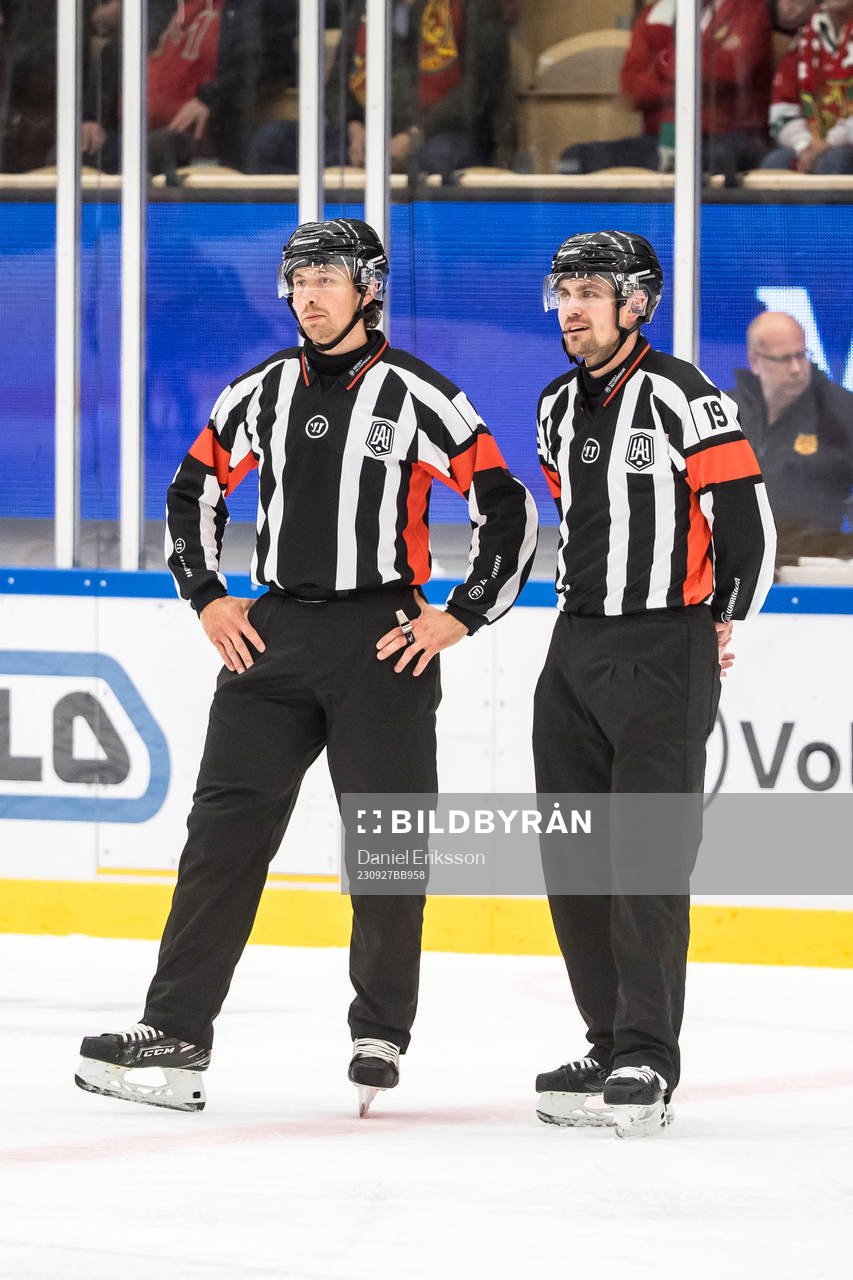 Domare Robin Jacobsson och Domare David Laksola