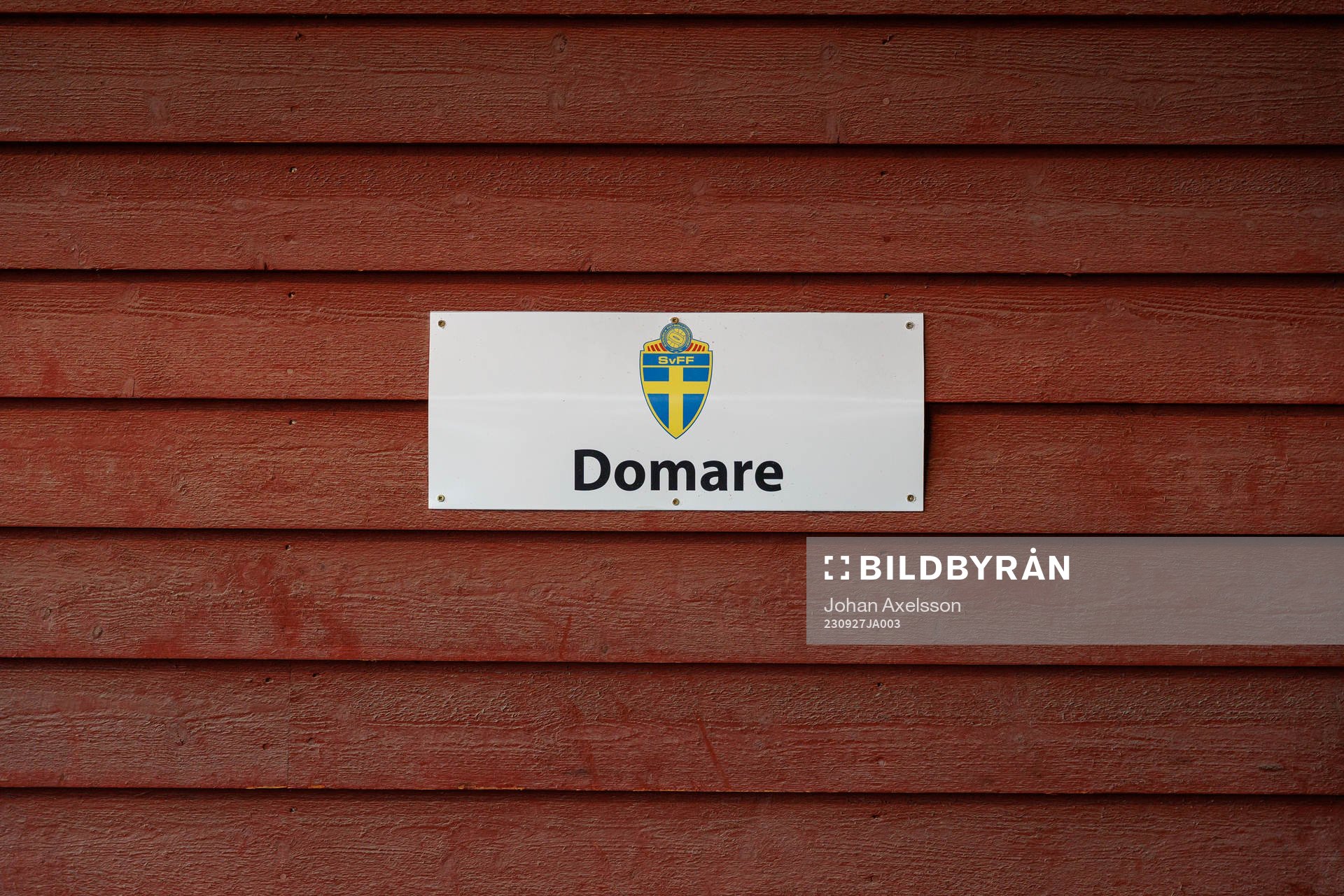 En parkeringsskylt med texten domare