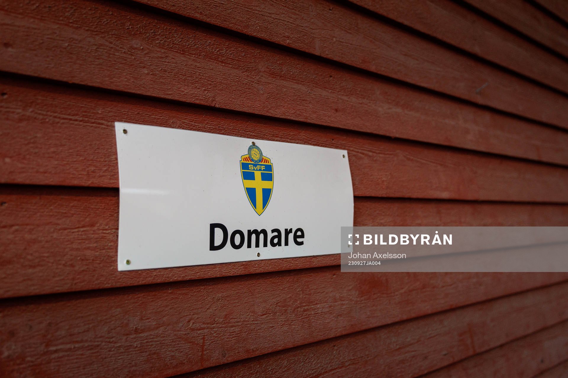 En parkeringsskylt med texten domare