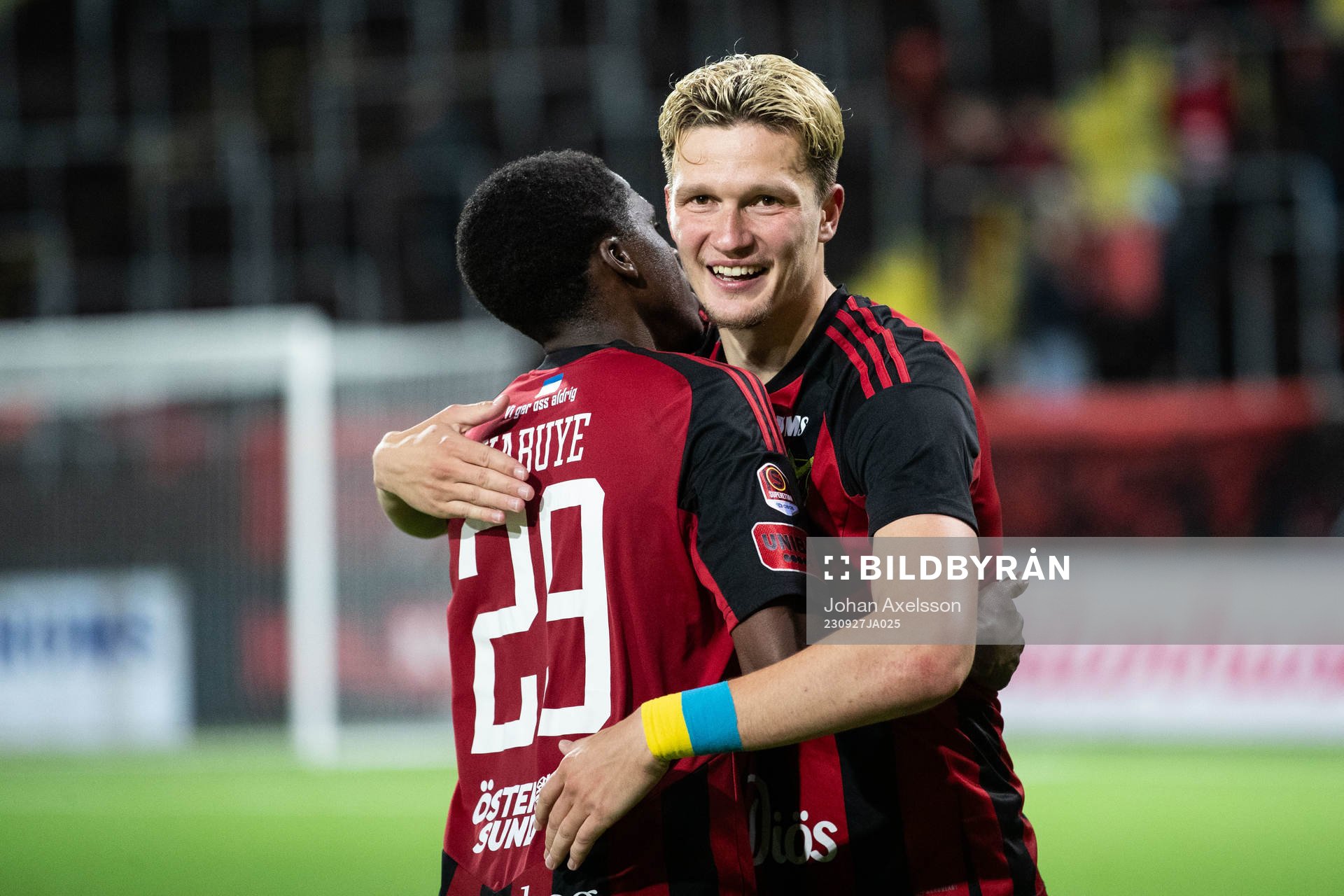 Östersunds Calvin Kabuye och Myroslav Mazur jublar