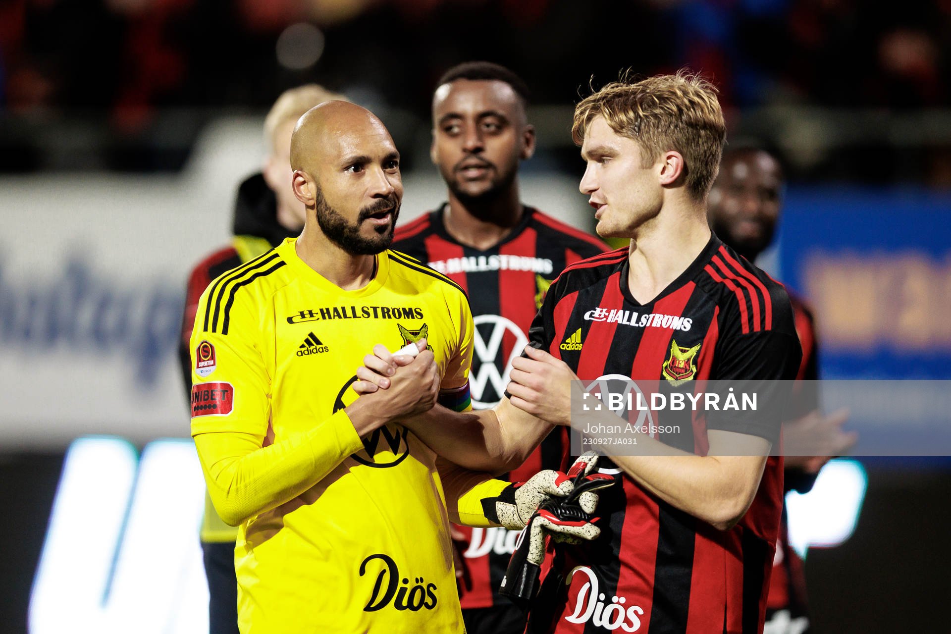 Östersunds Aly Keita jublar med Östersunds Jakob Johnsson