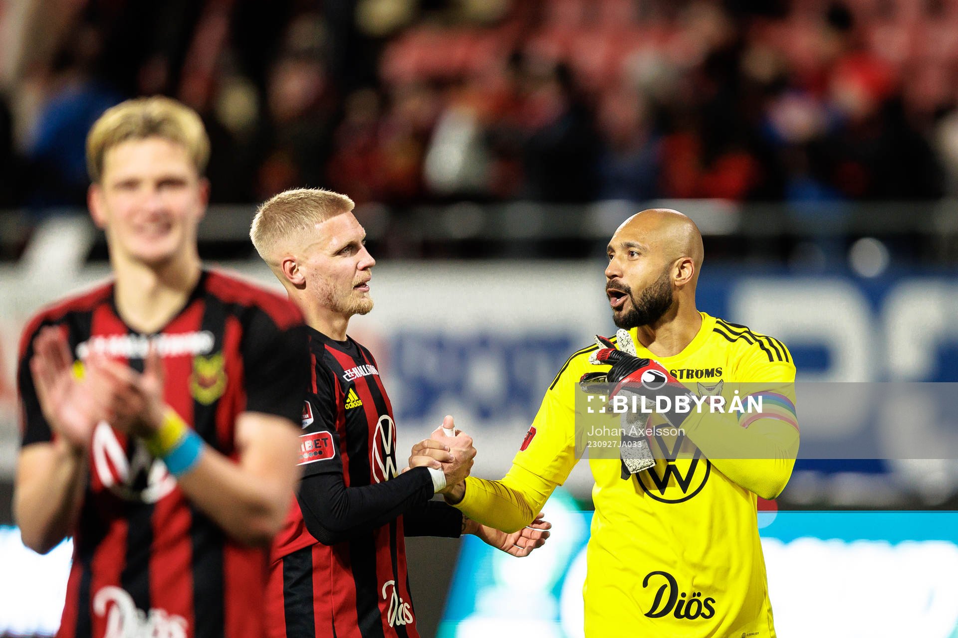 Östersunds Andre Österholm och Aly Keita jublar efter fotbollsmatchen i Superettan mellan Östersund och Brage den 27 september 2023 i Östersund.