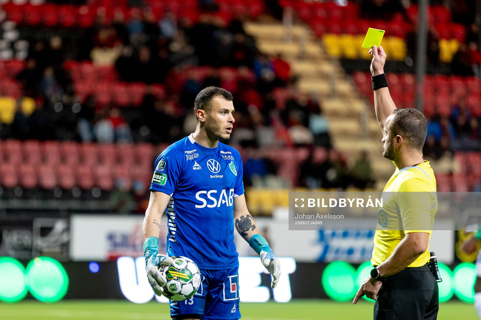 målvakt Andre Bernardini får gult kort