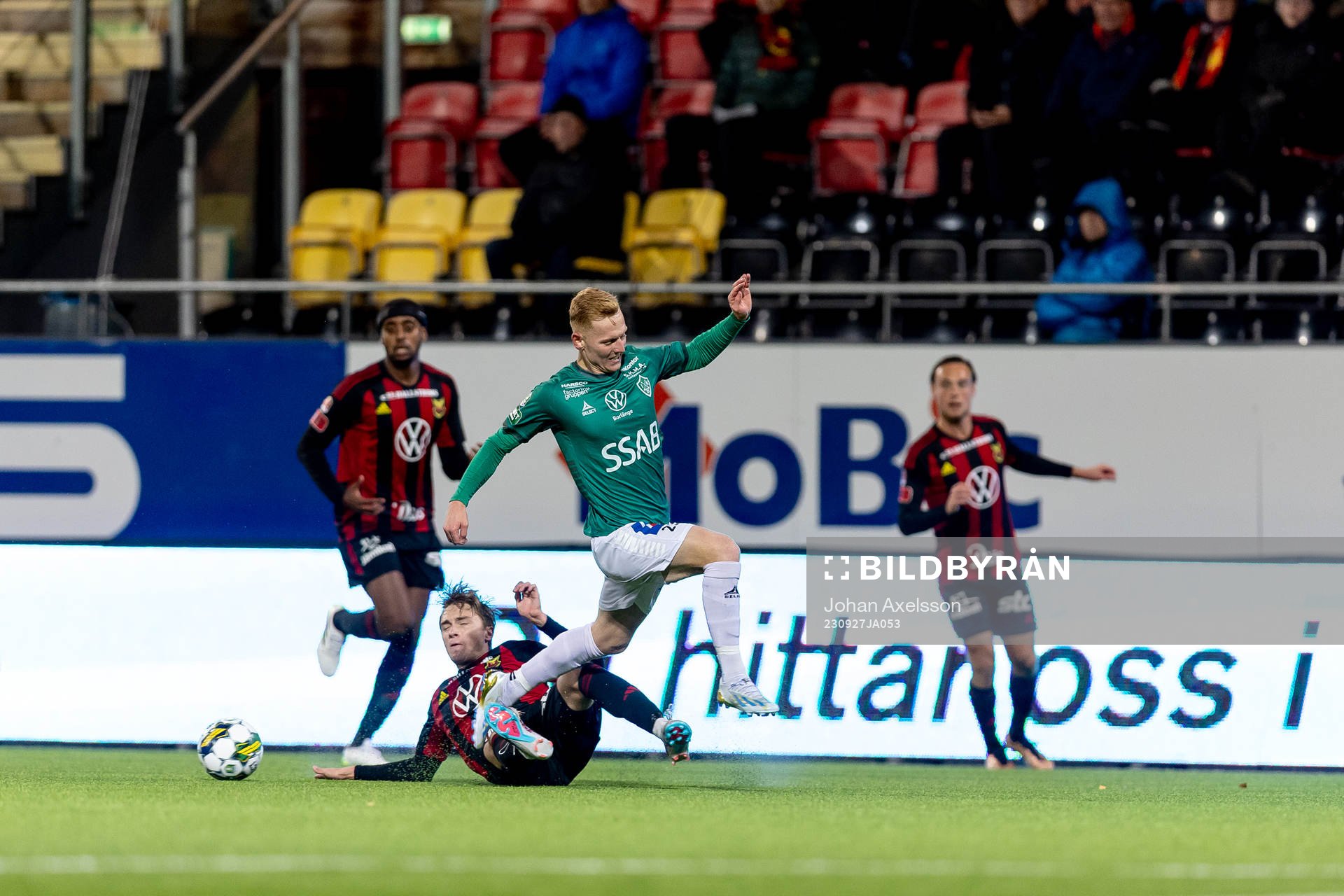 Brages Christopher Redenstrand i kamp med Östersunds Jakob Johnsson under fotbollsmatchen i Superettan mellan Östersund och Brage den 27 september 2023 i Östersund.