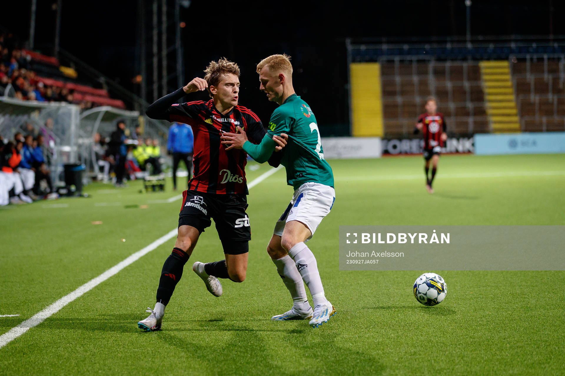 Östersunds Jakob Johnsson i kamp med Brages Christopher Redenstrand under fotbollsmatchen i Superettan mellan Östersund och Brage den 27 september 2023 i Östersund.